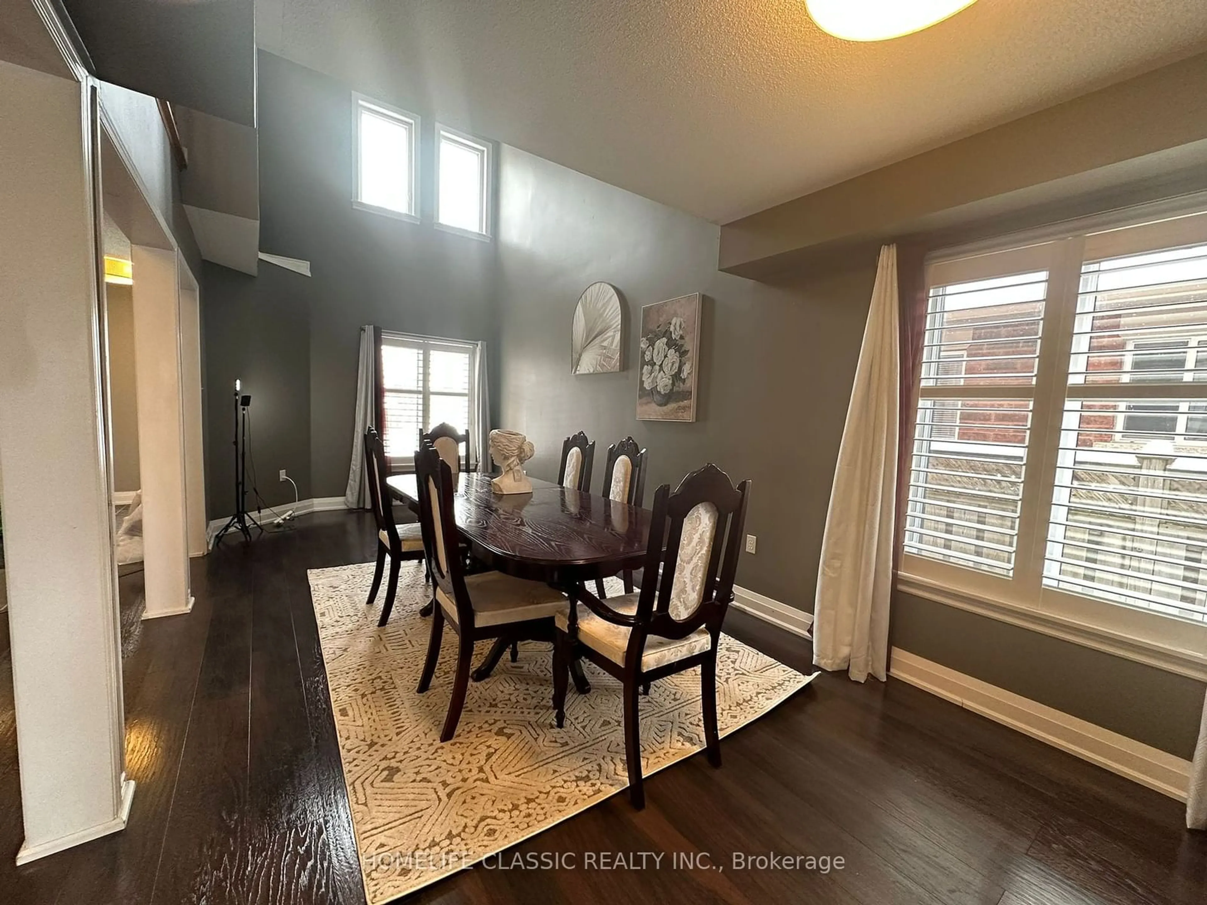 Dining room, wood/laminate floor for 11 Smith St, New Tecumseth Ontario L9R 1Z8