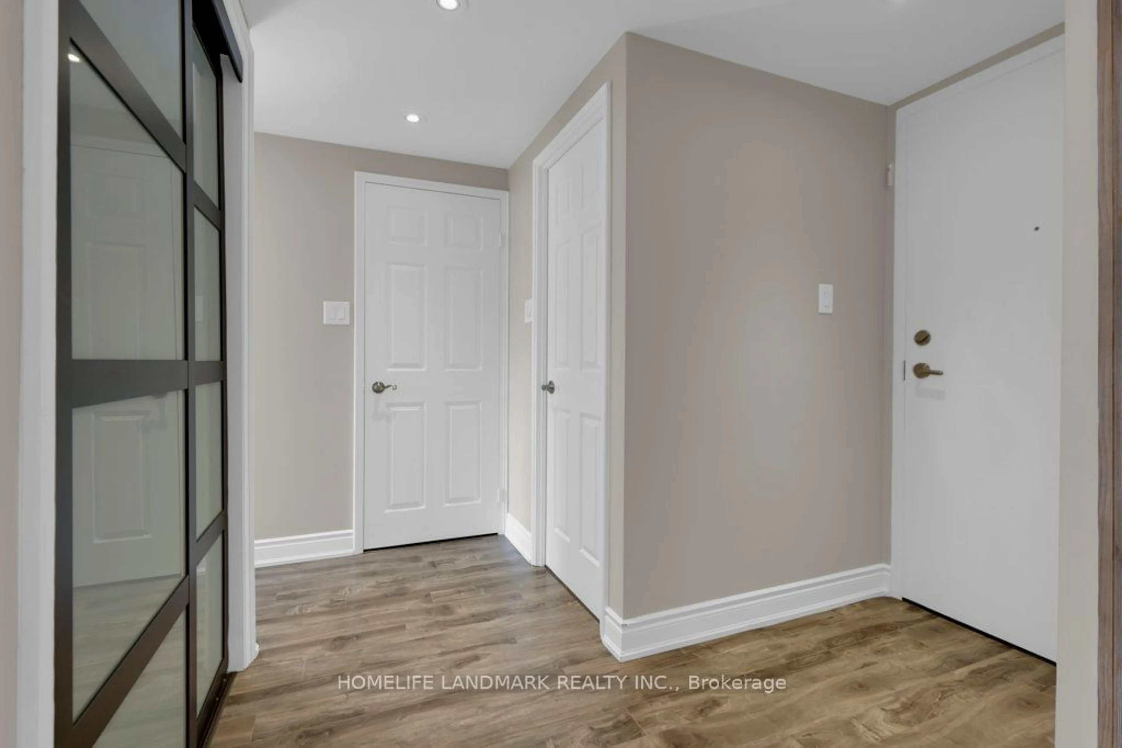 Indoor entryway for 5 Weldrick Rd #605, Richmond Hill Ontario L4C 8S9