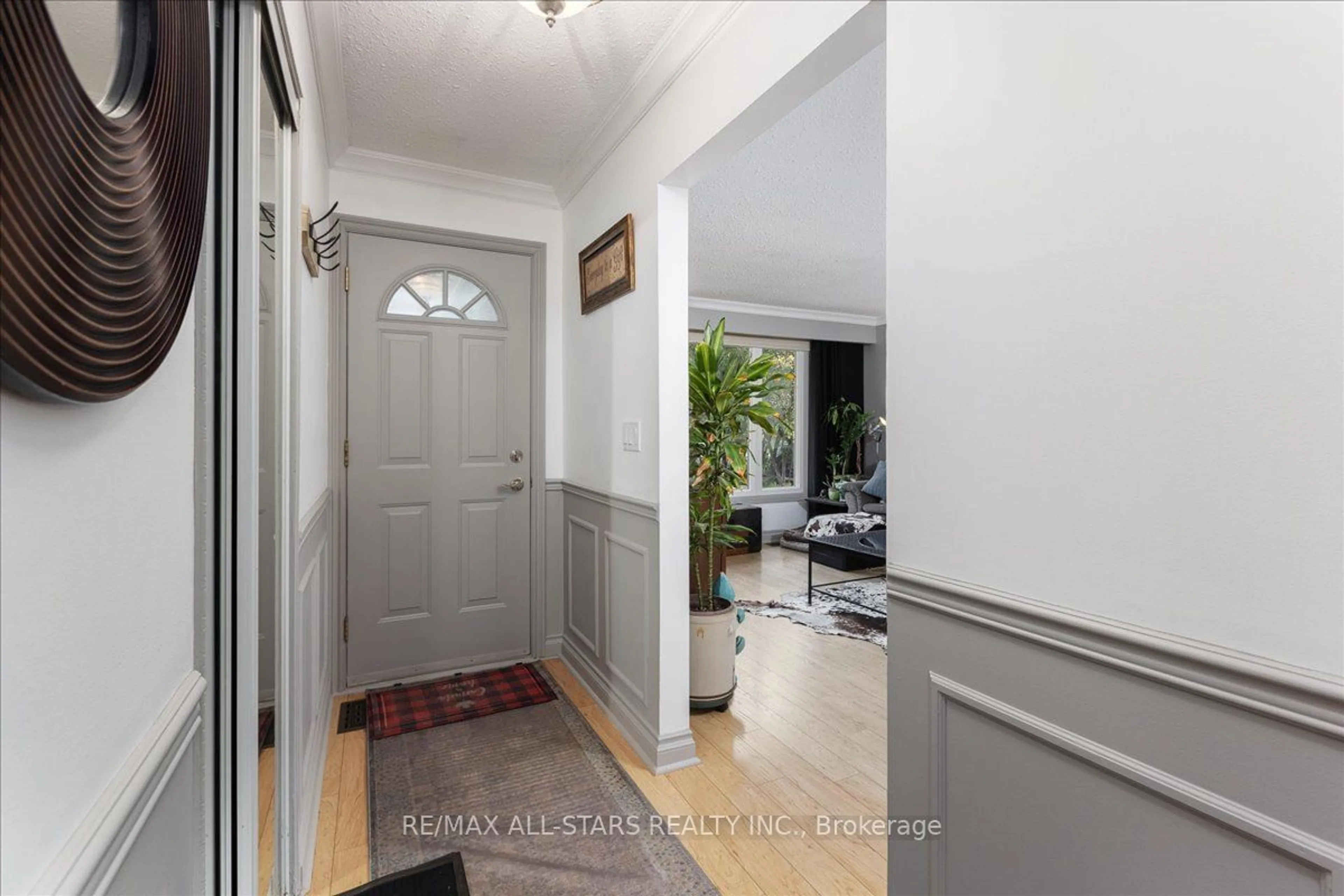 Indoor entryway for 20 James St, Georgina Ontario L0E 1N0