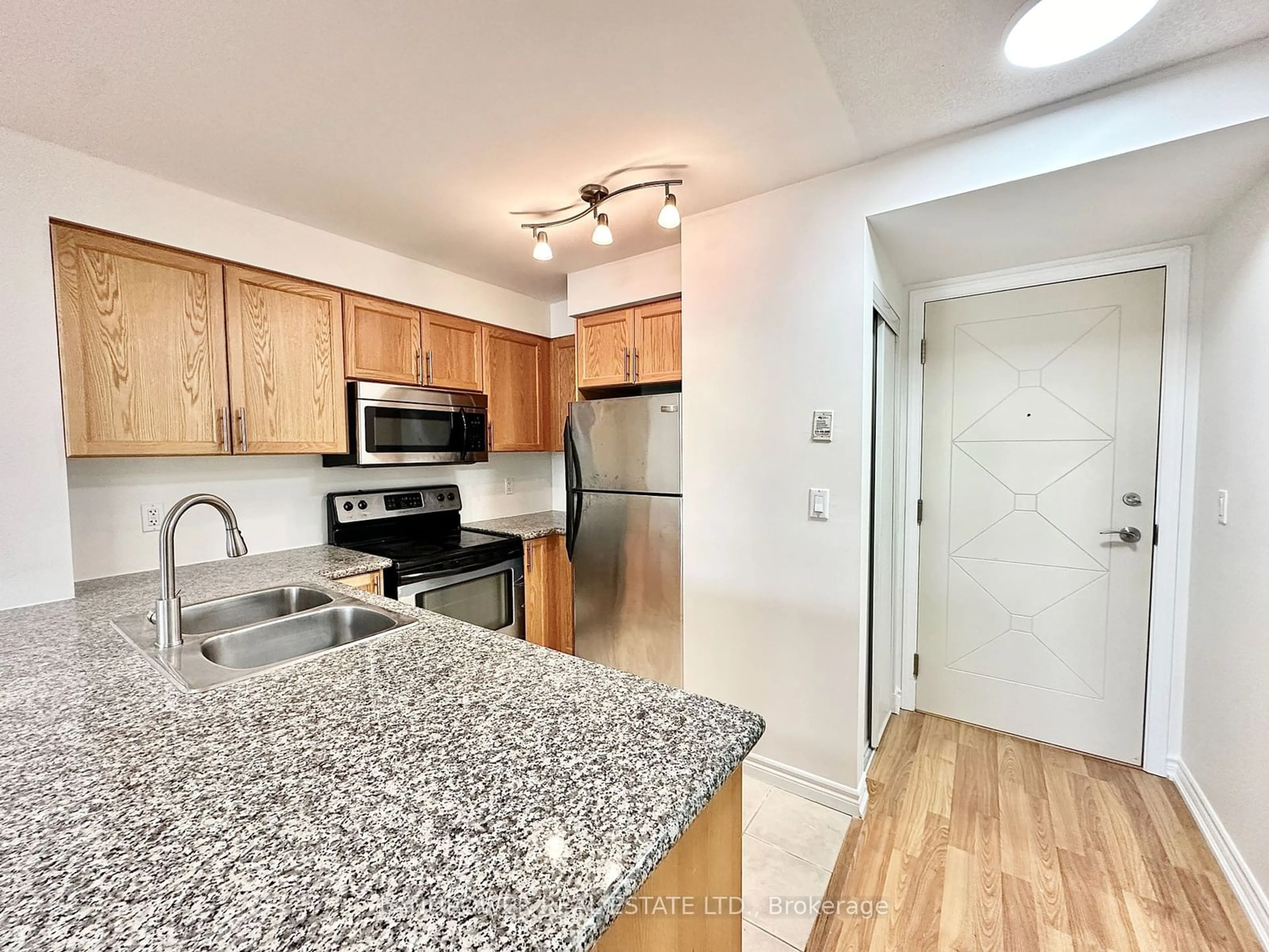 Standard kitchen, unknown for 18 Harding Blvd #405, Richmond Hill Ontario L4C 0T3