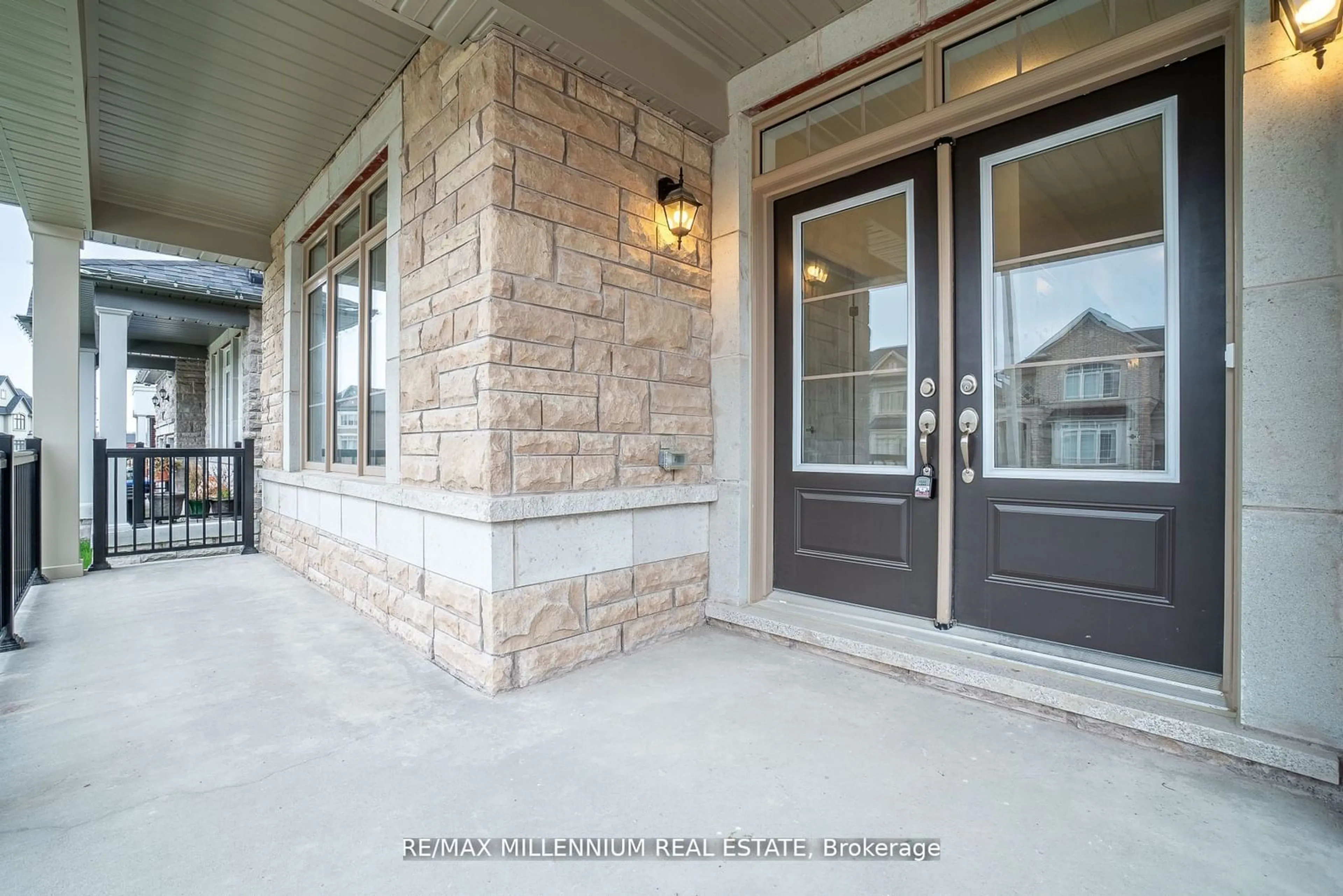 Indoor entryway for 1640 Corsal Crt, Innisfil Ontario L9S 0P8