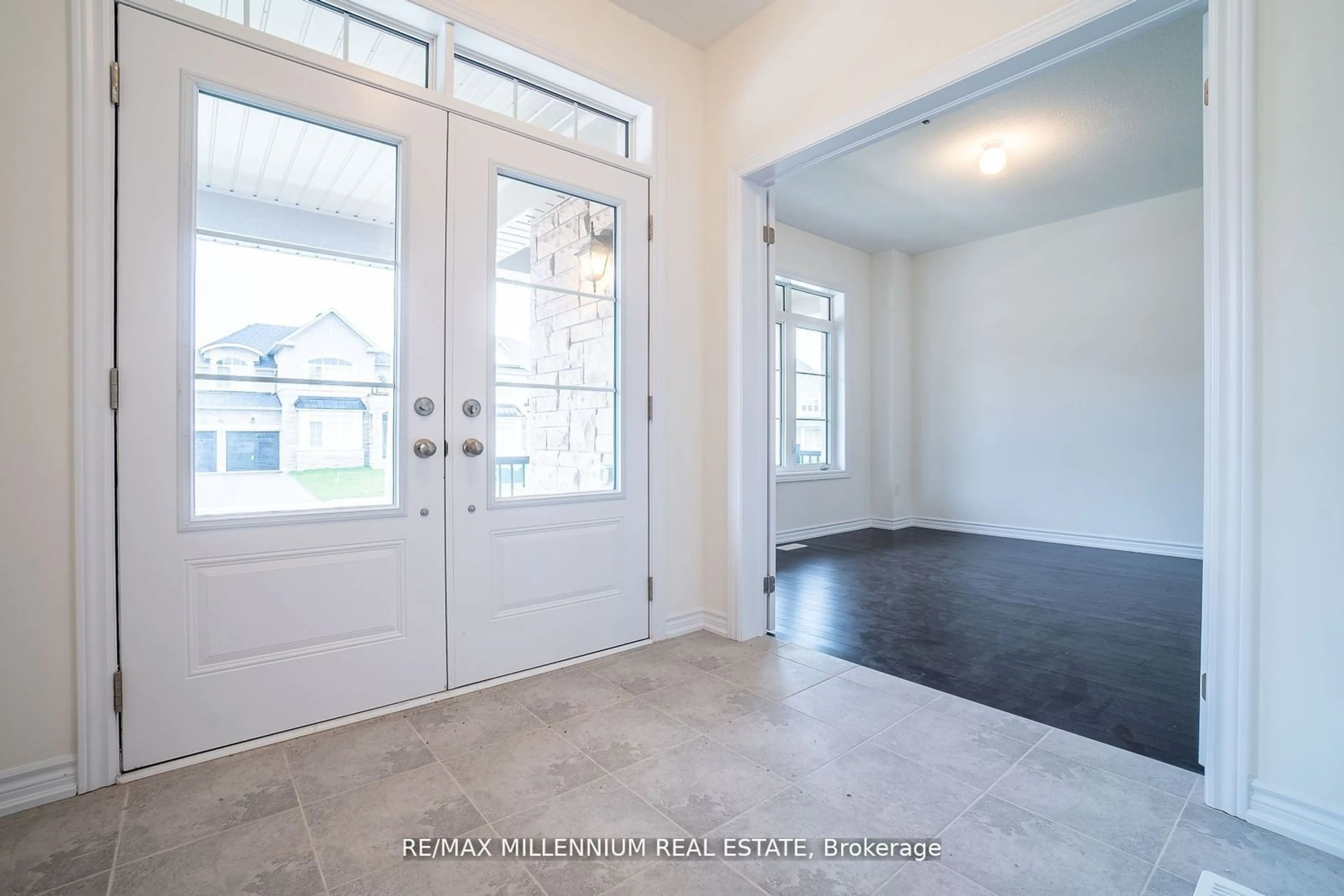 Indoor entryway for 1640 Corsal Crt, Innisfil Ontario L9S 0P8