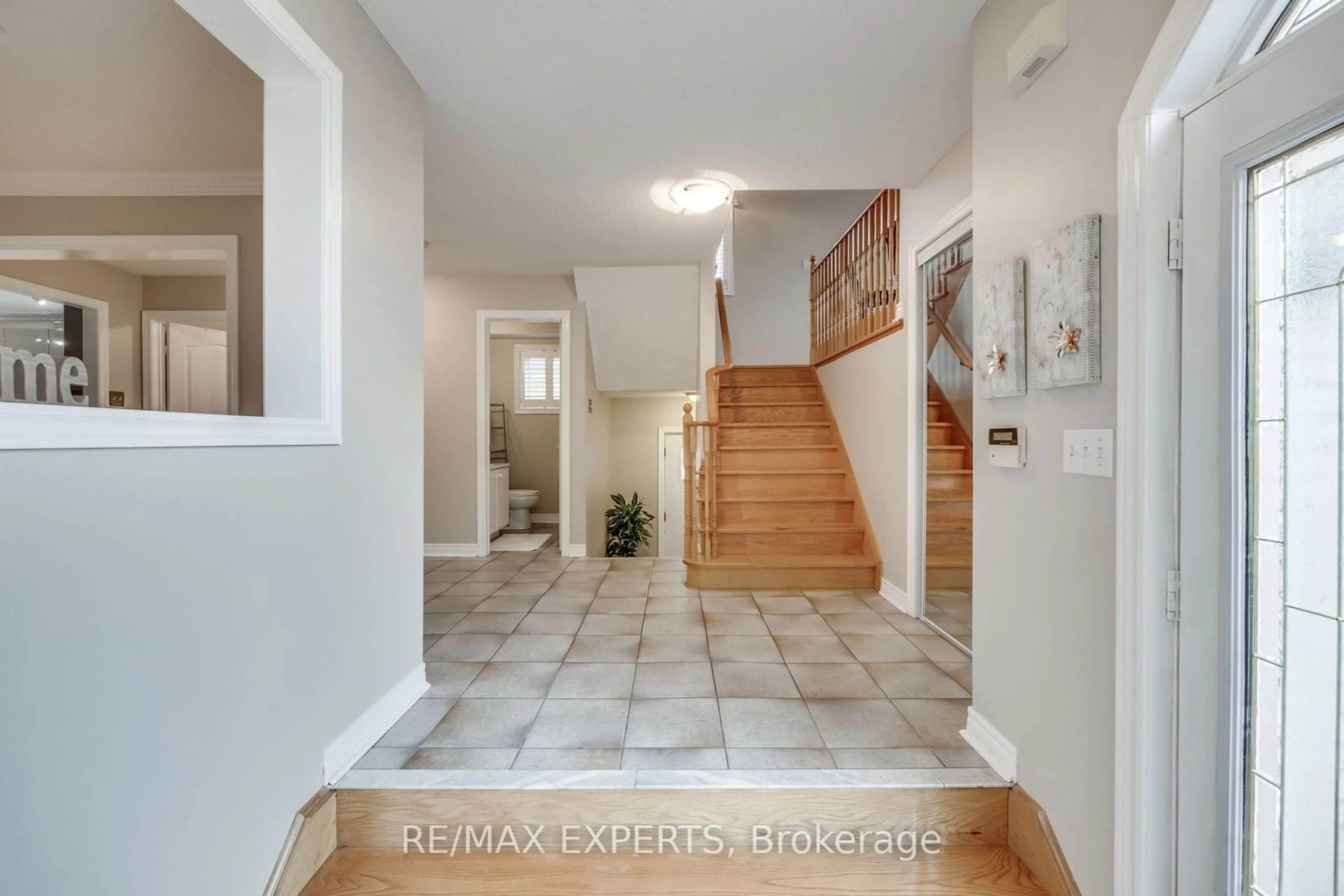 Indoor entryway for 381 St. Joan Of Arc Ave, Vaughan Ontario L6A 2T3