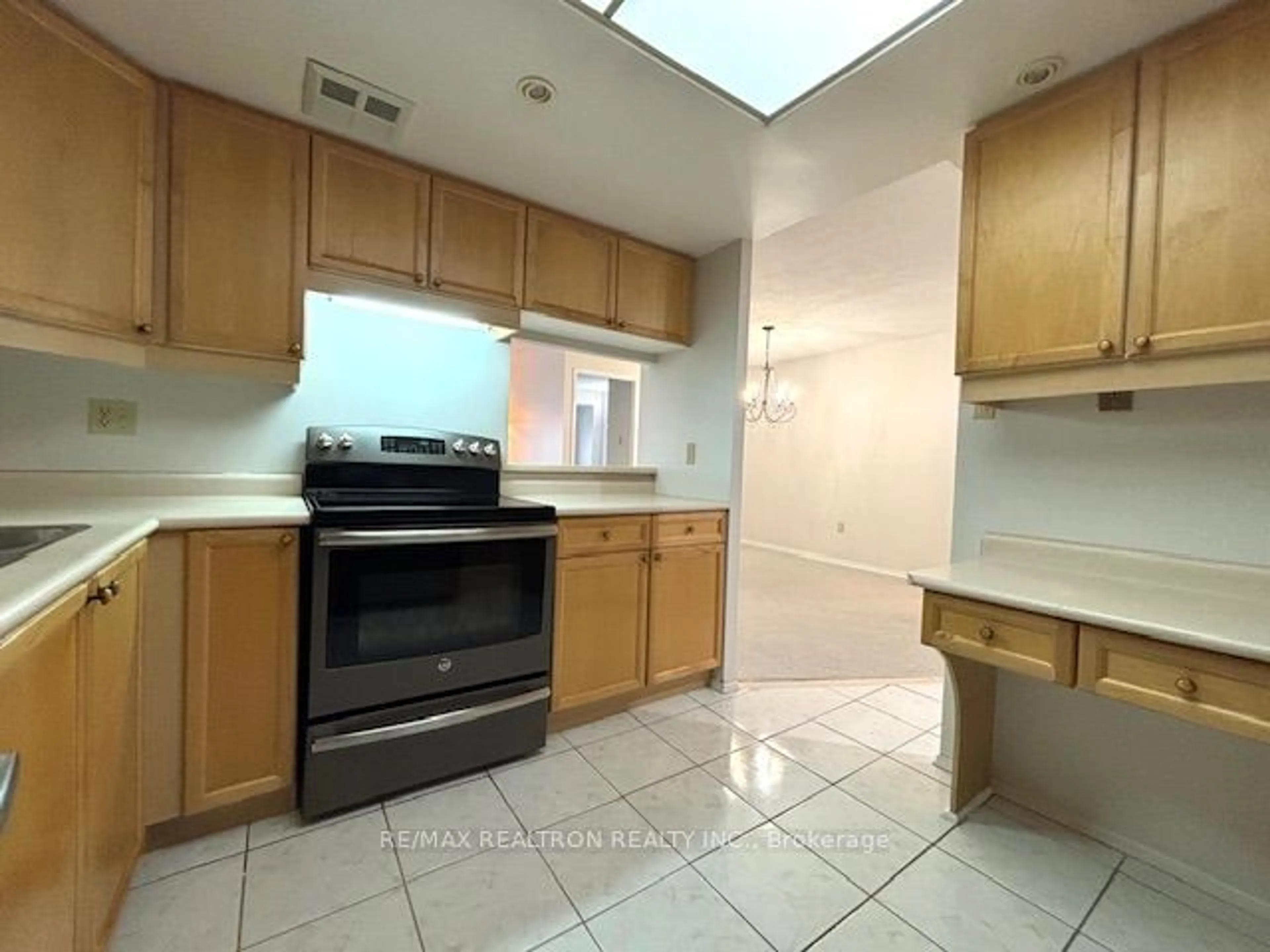 Standard kitchen, ceramic/tile floor for 7601 Bathurst St #908, Vaughan Ontario L4J 4H5