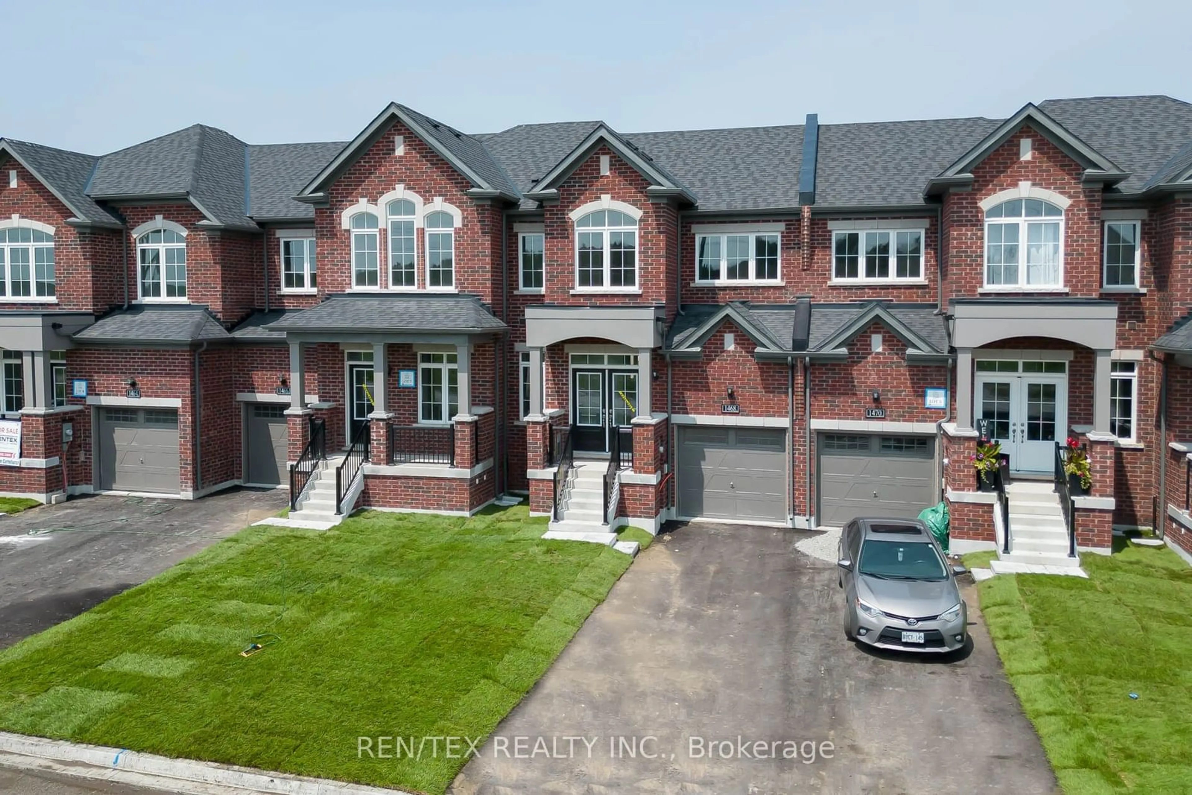 A pic from outside/outdoor area/front of a property/back of a property/a pic from drone, street for 1468 Harker St, Innisfil Ontario L9S 4R7