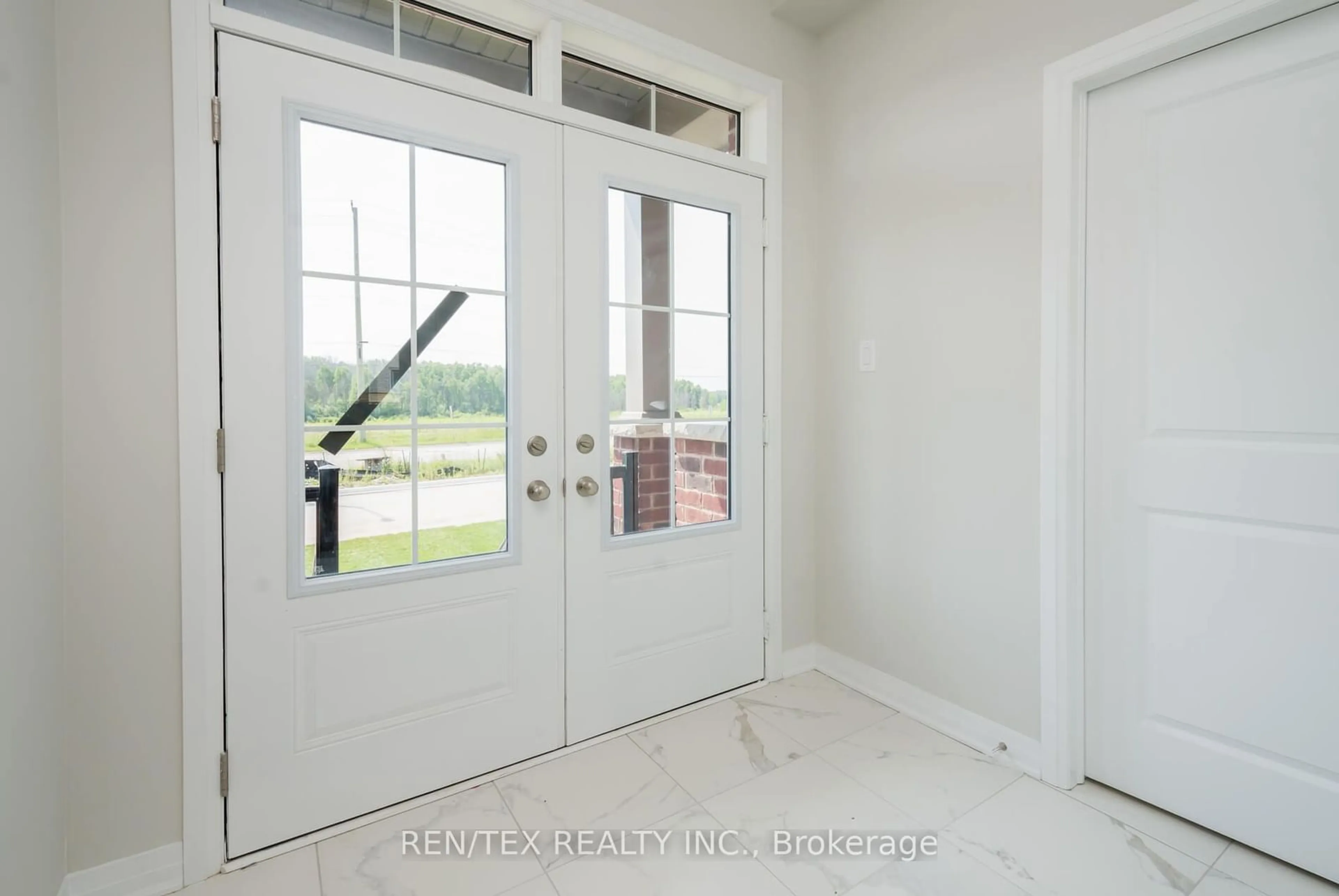 Indoor entryway for 1468 Harker St, Innisfil Ontario L9S 4R7