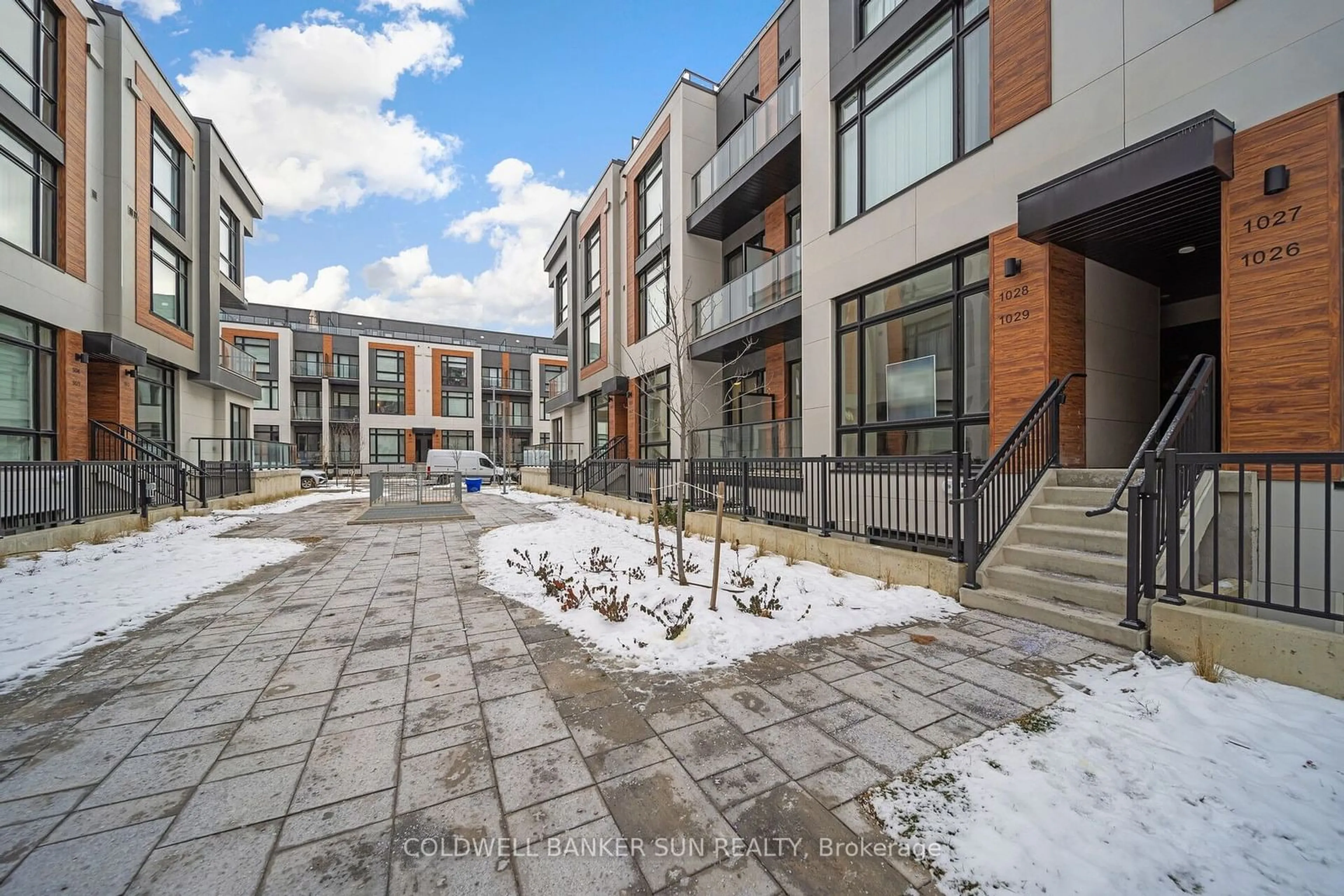 Patio, street for 14 David Eyer Rd #1029, Richmond Hill Ontario L4S 0N4