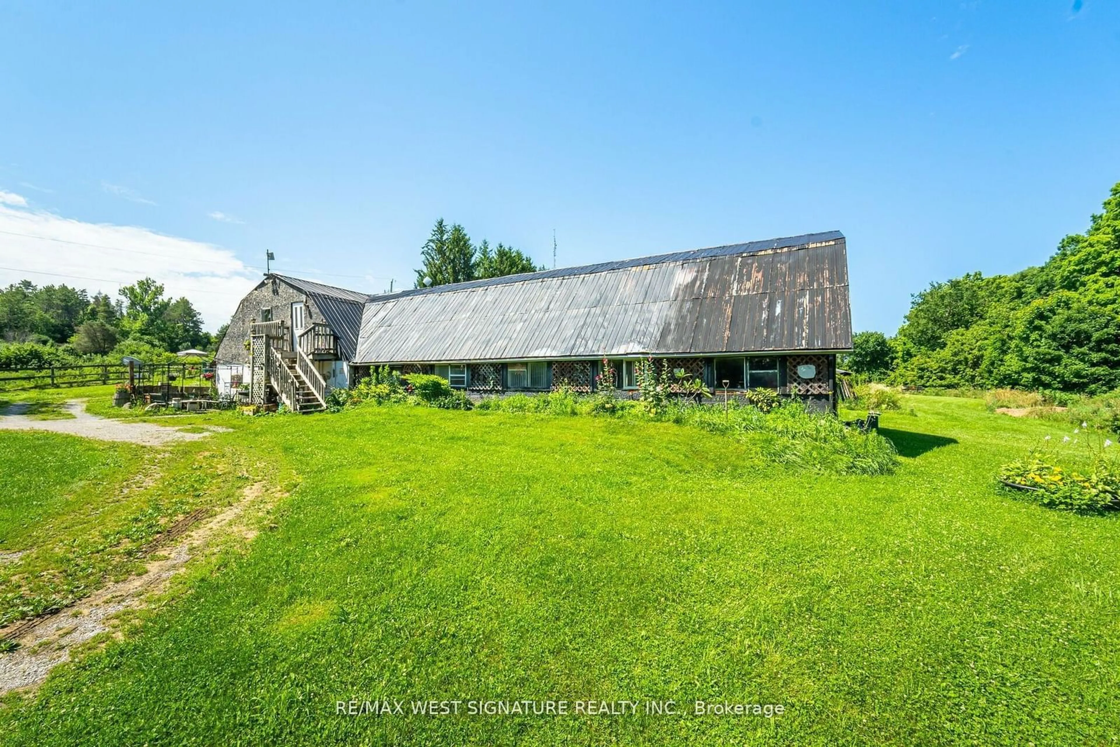 A pic from outside/outdoor area/front of a property/back of a property/a pic from drone, building for 15670 Keele St, King Ontario L7B 1A3