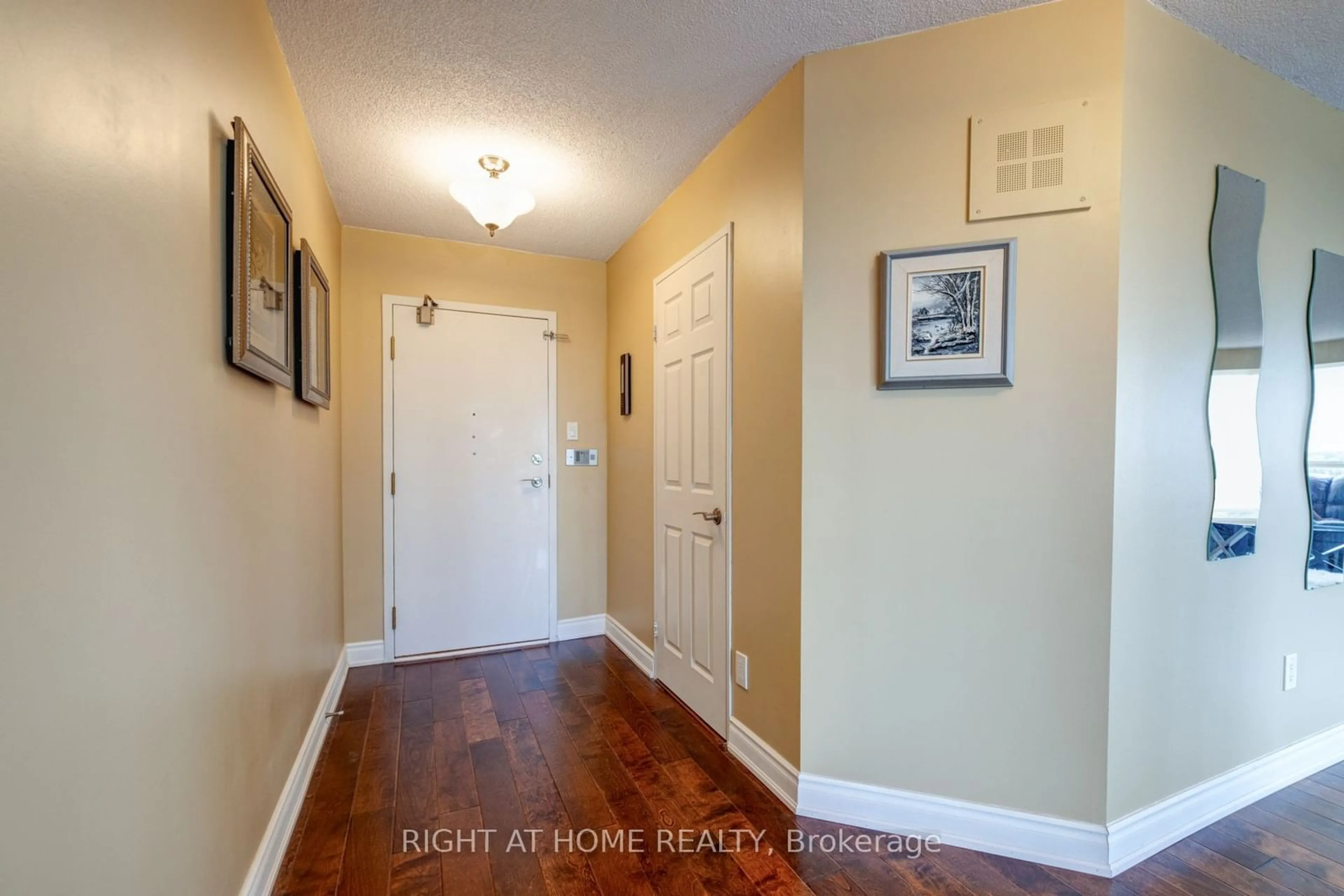 Indoor entryway for 55 Austin Dr #712, Markham Ontario L3R 8H5