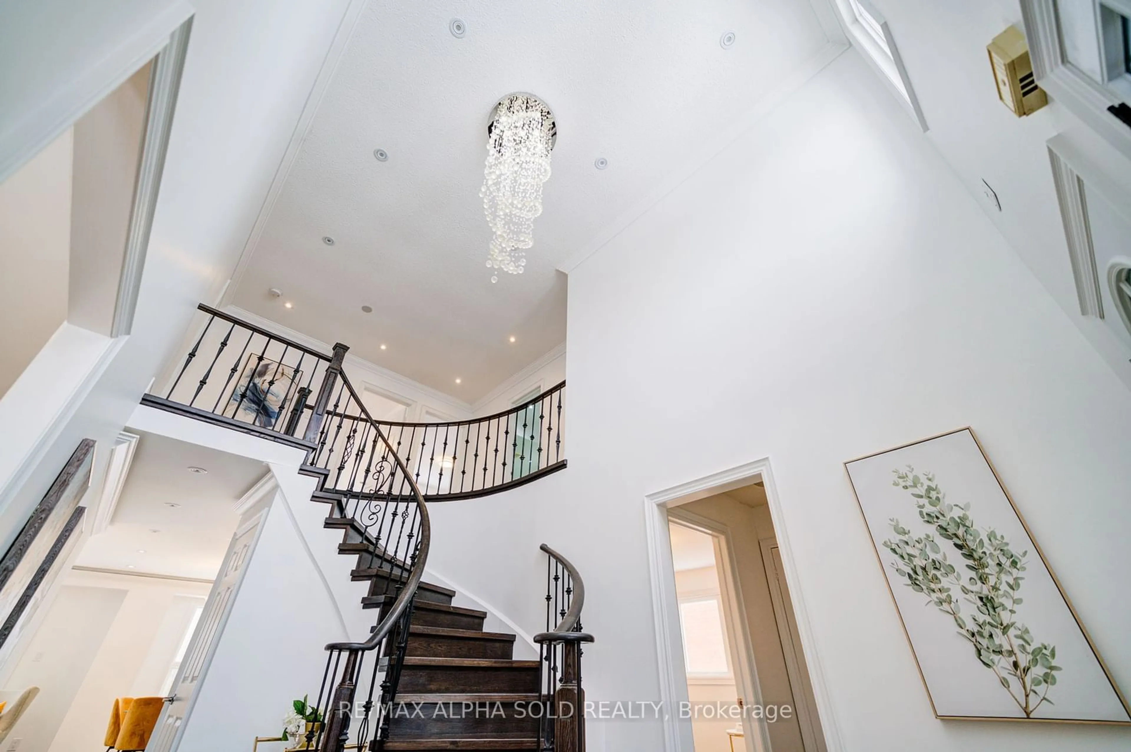 Indoor foyer for 25 Durant Cres, Markham Ontario L3S 3A3