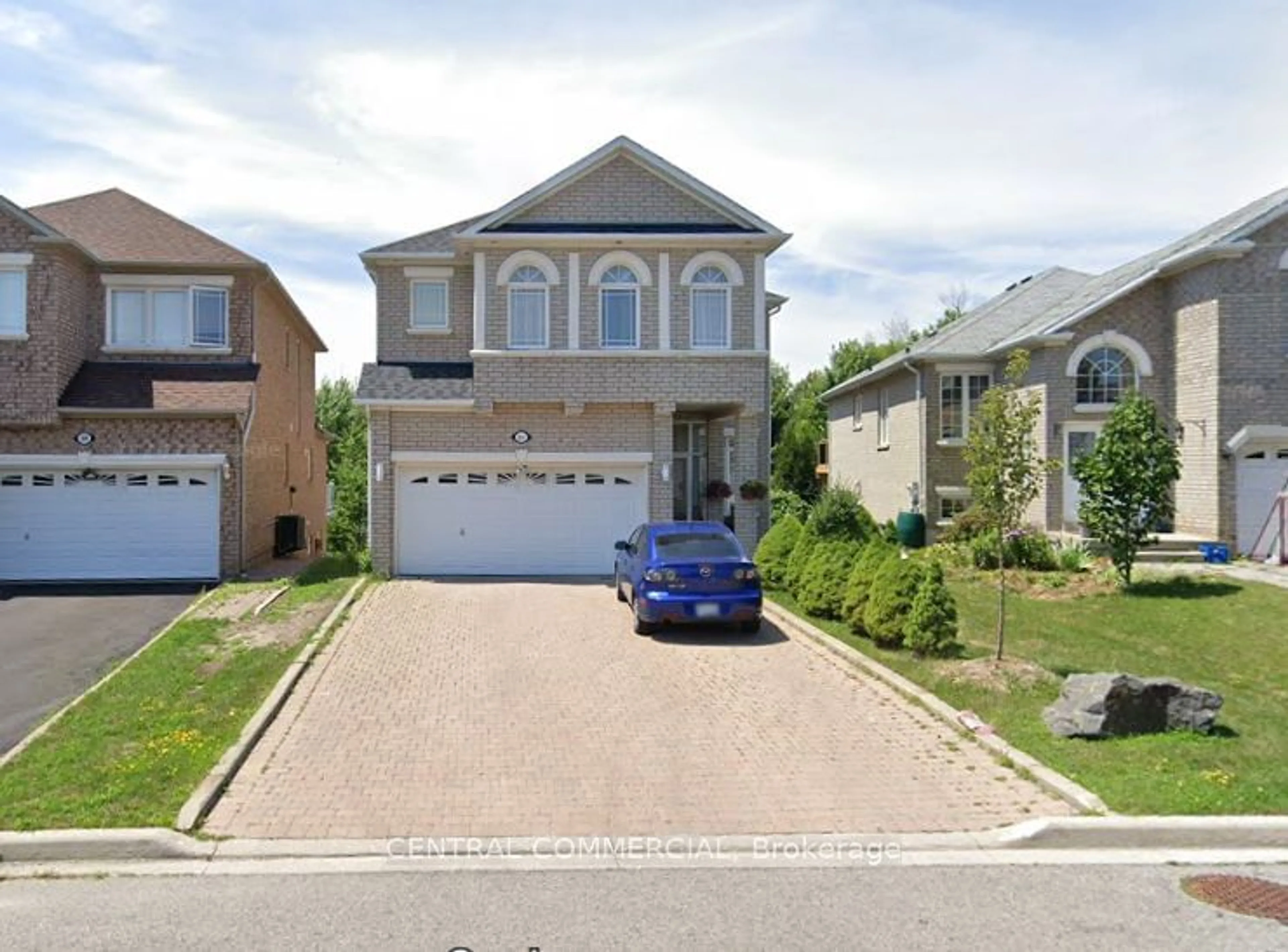 A pic from outside/outdoor area/front of a property/back of a property/a pic from drone, street for 104 Melbourne Dr, Richmond Hill Ontario L4S 2G7