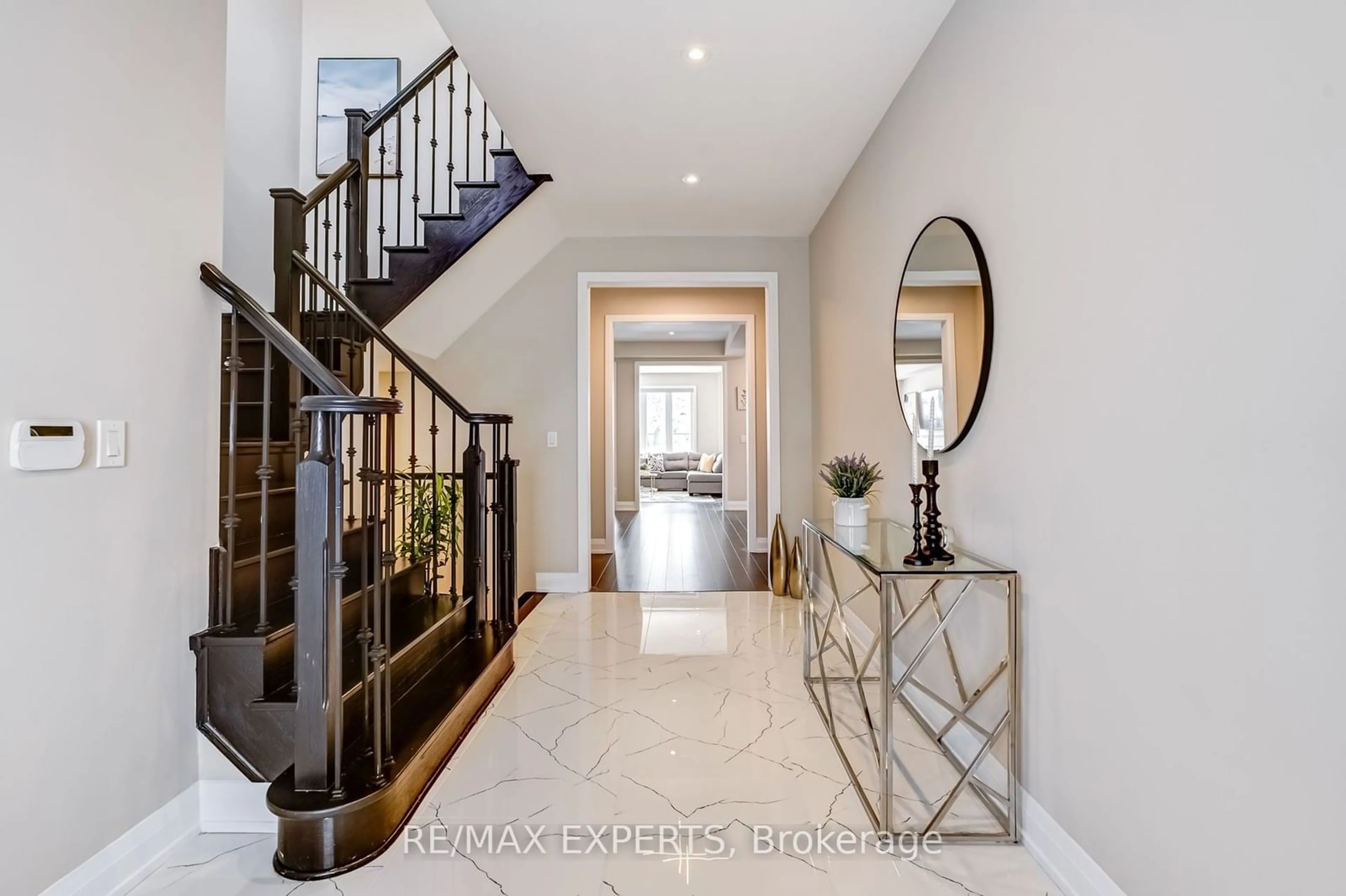 Indoor entryway for 58 Frank Kelly Dr, East Gwillimbury Ontario L9N 0V2