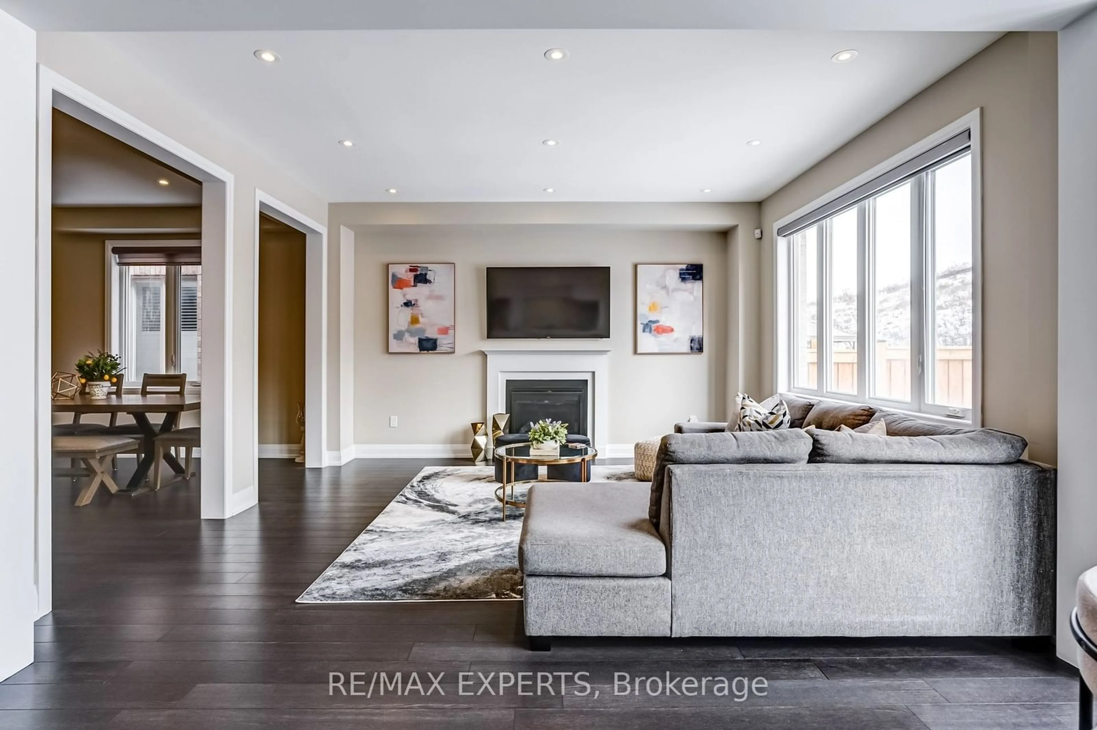 Living room with furniture, unknown for 58 Frank Kelly Dr, East Gwillimbury Ontario L9N 0V2