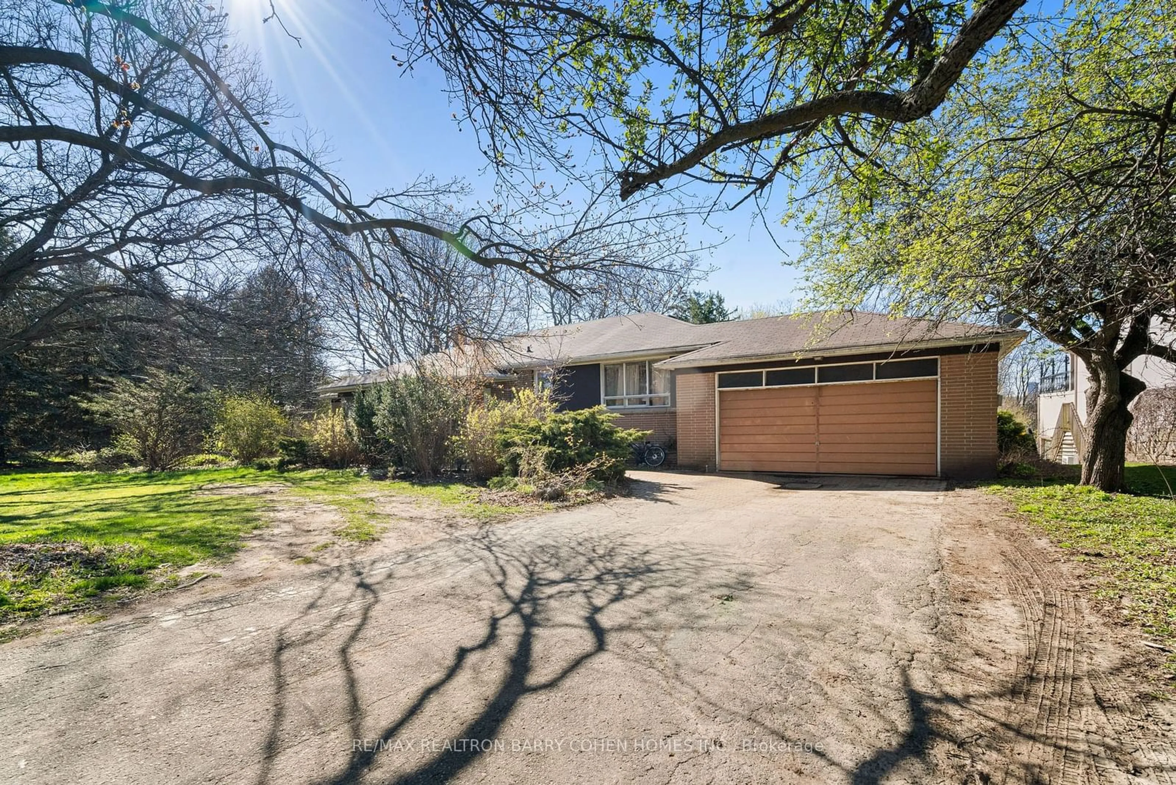 A pic from outside/outdoor area/front of a property/back of a property/a pic from drone, street for 6 Riverside Blvd, Vaughan Ontario L4J 1H3