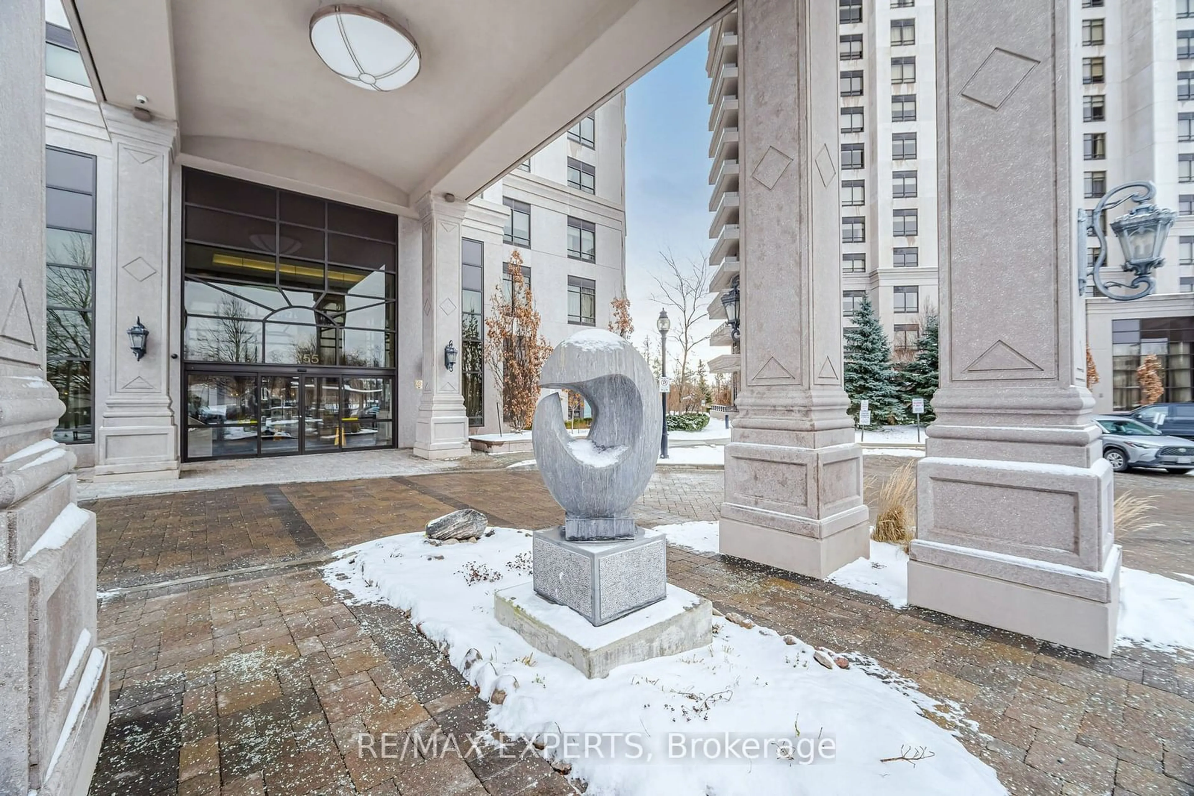 Indoor foyer for 9255 Jane St #807, Vaughan Ontario L6A 0K1