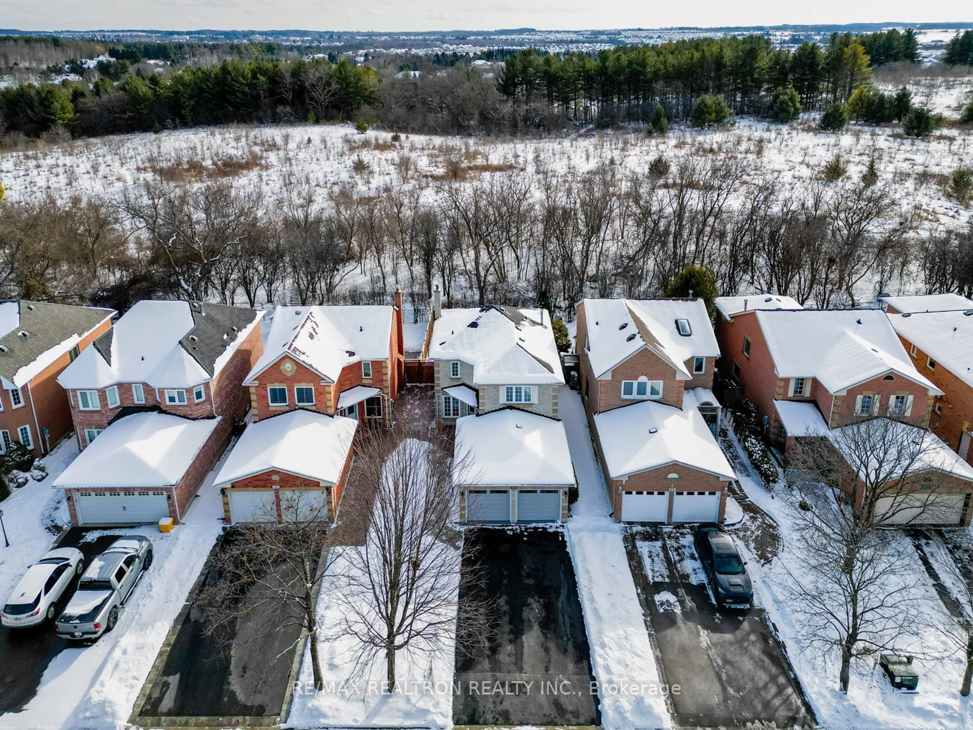 A pic from outside/outdoor area/front of a property/back of a property/a pic from drone, unknown for 155 Dawlish Ave, Aurora Ontario L4G 6R2