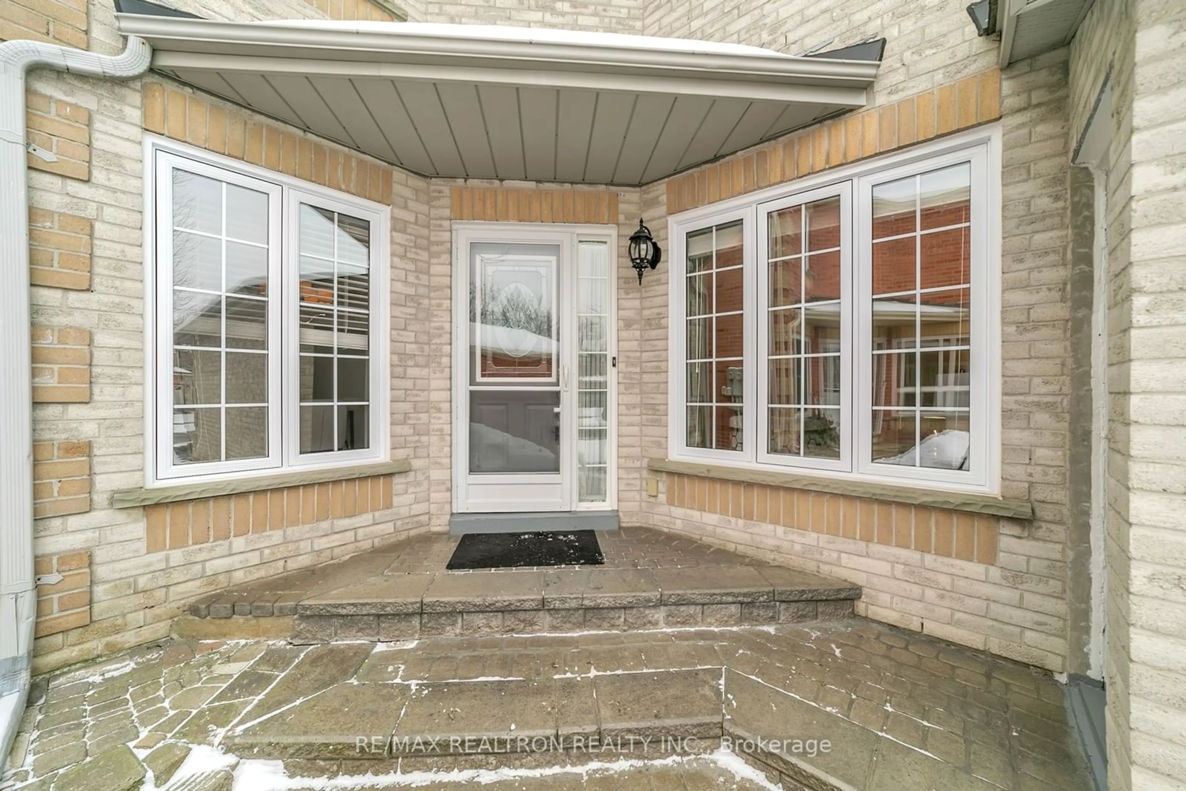 Indoor entryway for 155 Dawlish Ave, Aurora Ontario L4G 6R2