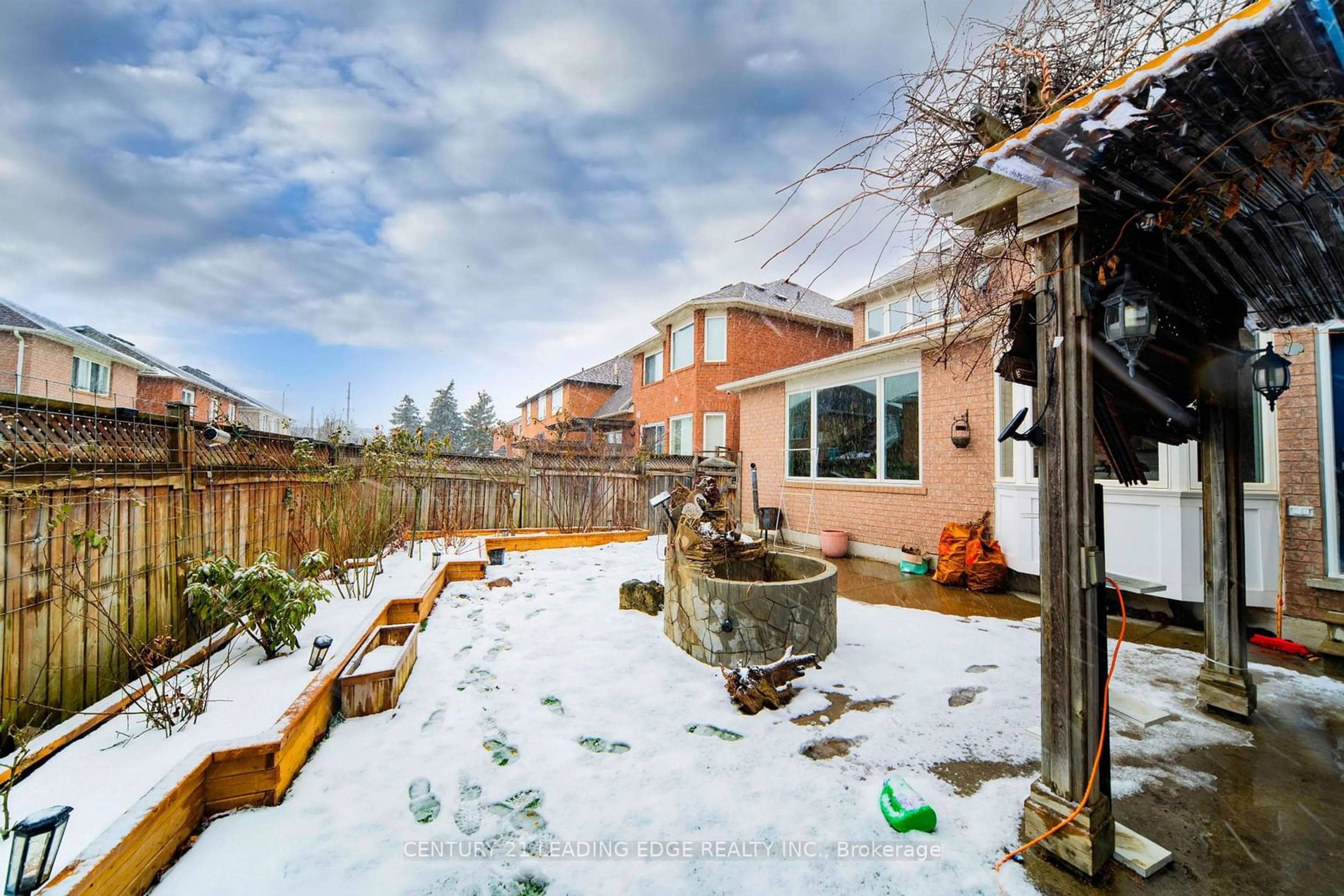 Patio, street for 39 Majestic Dr, Markham Ontario L6C 2B3