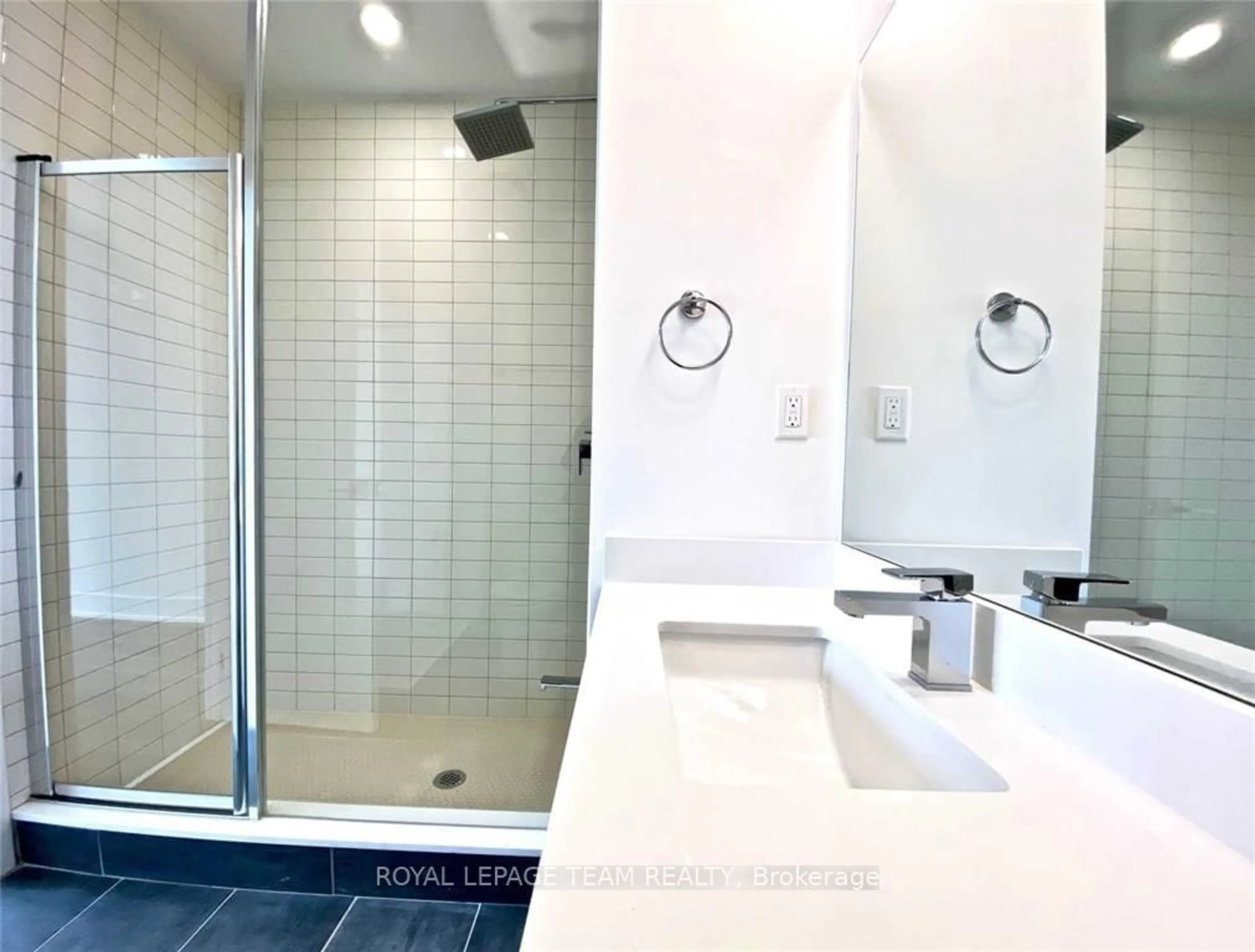Contemporary bathroom, ceramic/tile floor for 2916 Highway 7 N/A #501, Vaughan Ontario L4K 0K6