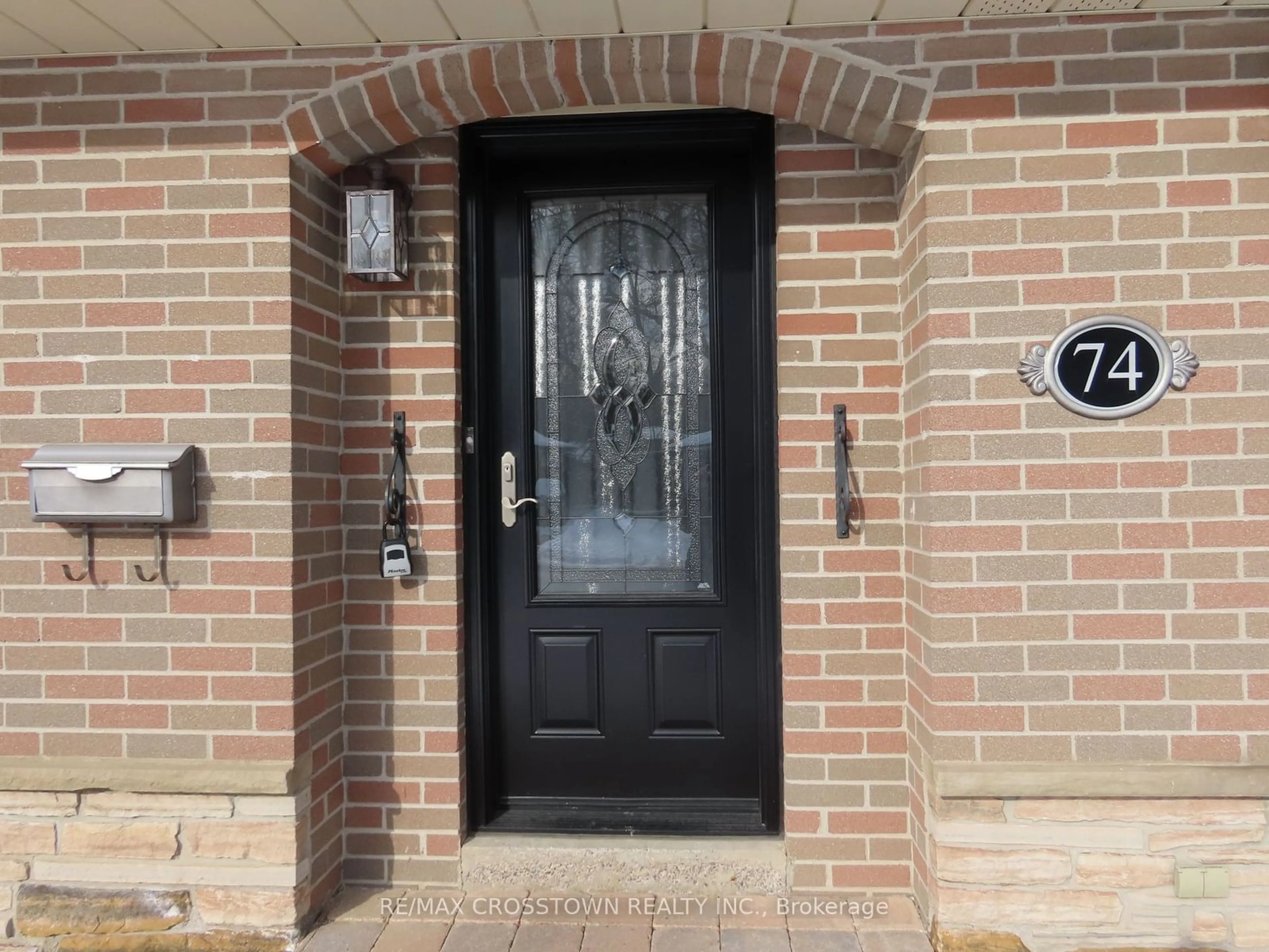 Indoor entryway for 74 Devins Dr, Aurora Ontario L4G 2Z4