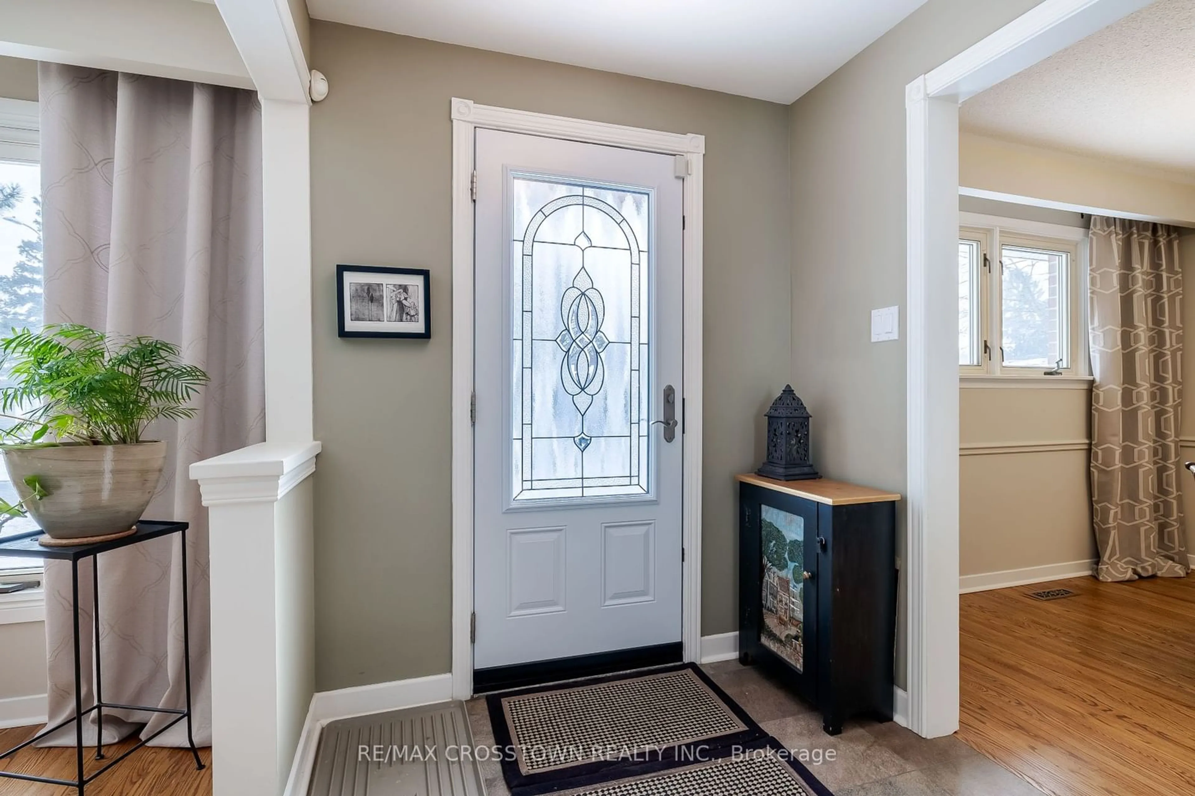 Indoor entryway for 74 Devins Dr, Aurora Ontario L4G 2Z4