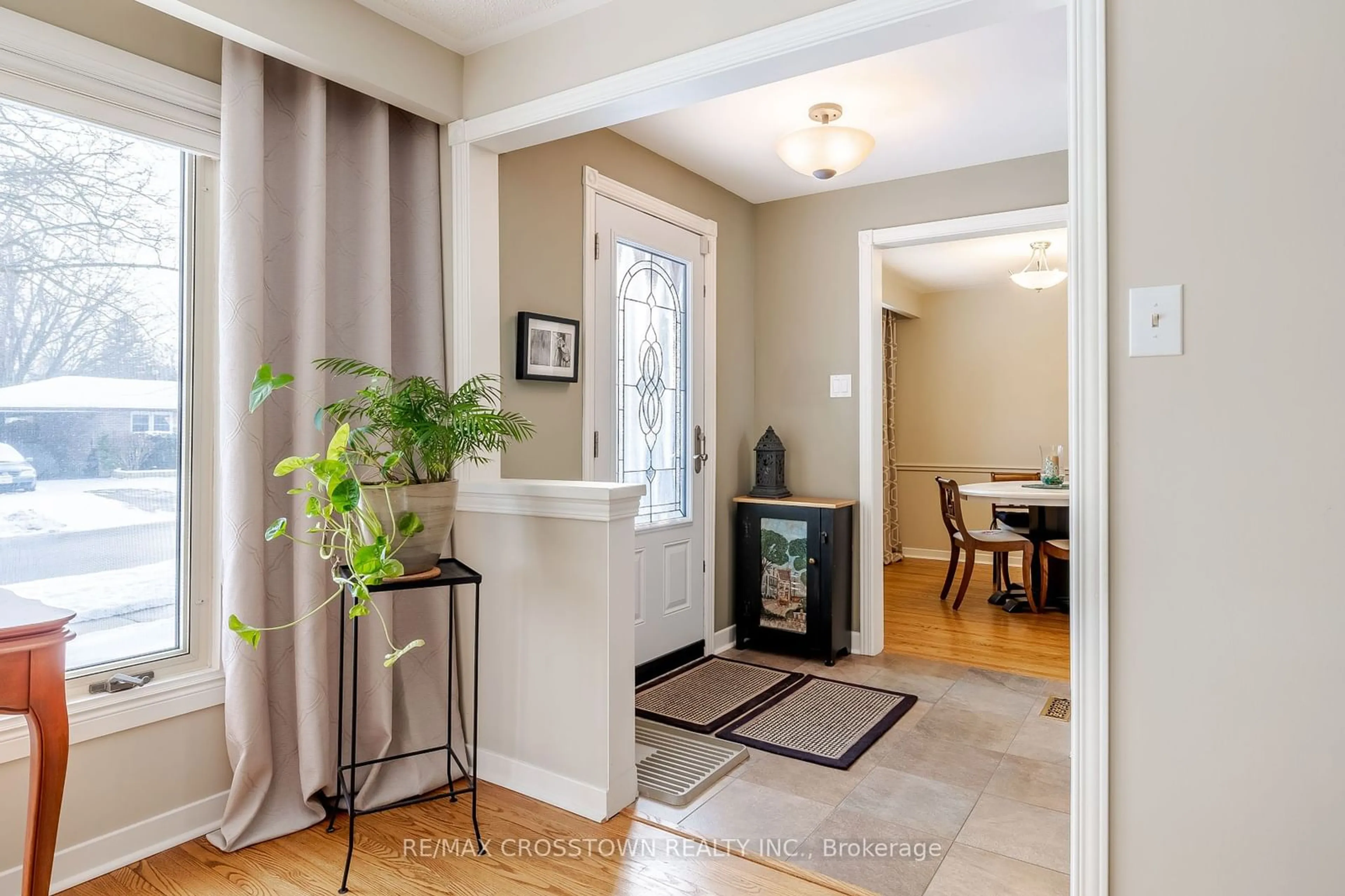 Indoor entryway for 74 Devins Dr, Aurora Ontario L4G 2Z4