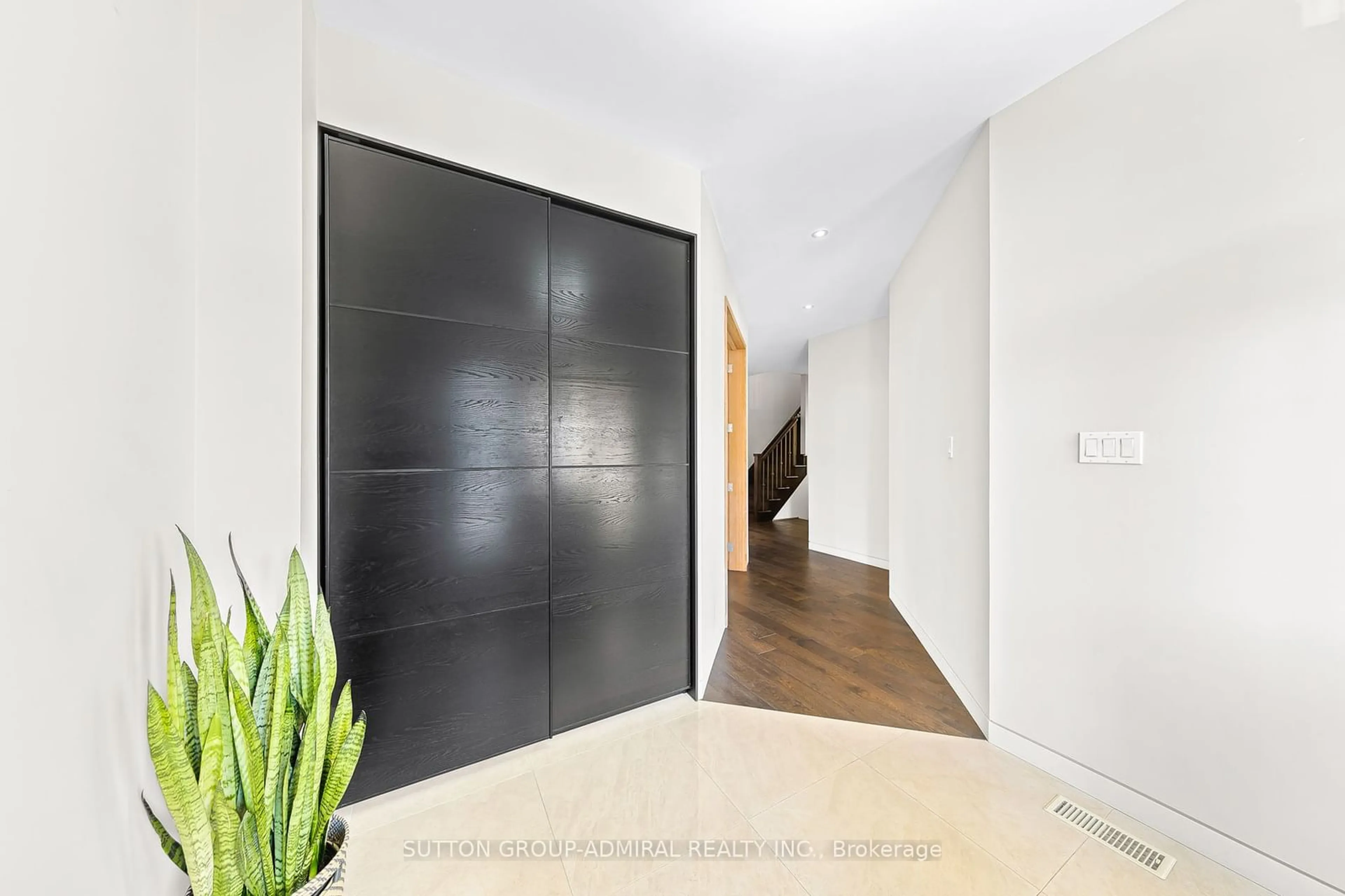 Indoor entryway for 84 Laurier Ave, Richmond Hill Ontario L4E 4P6