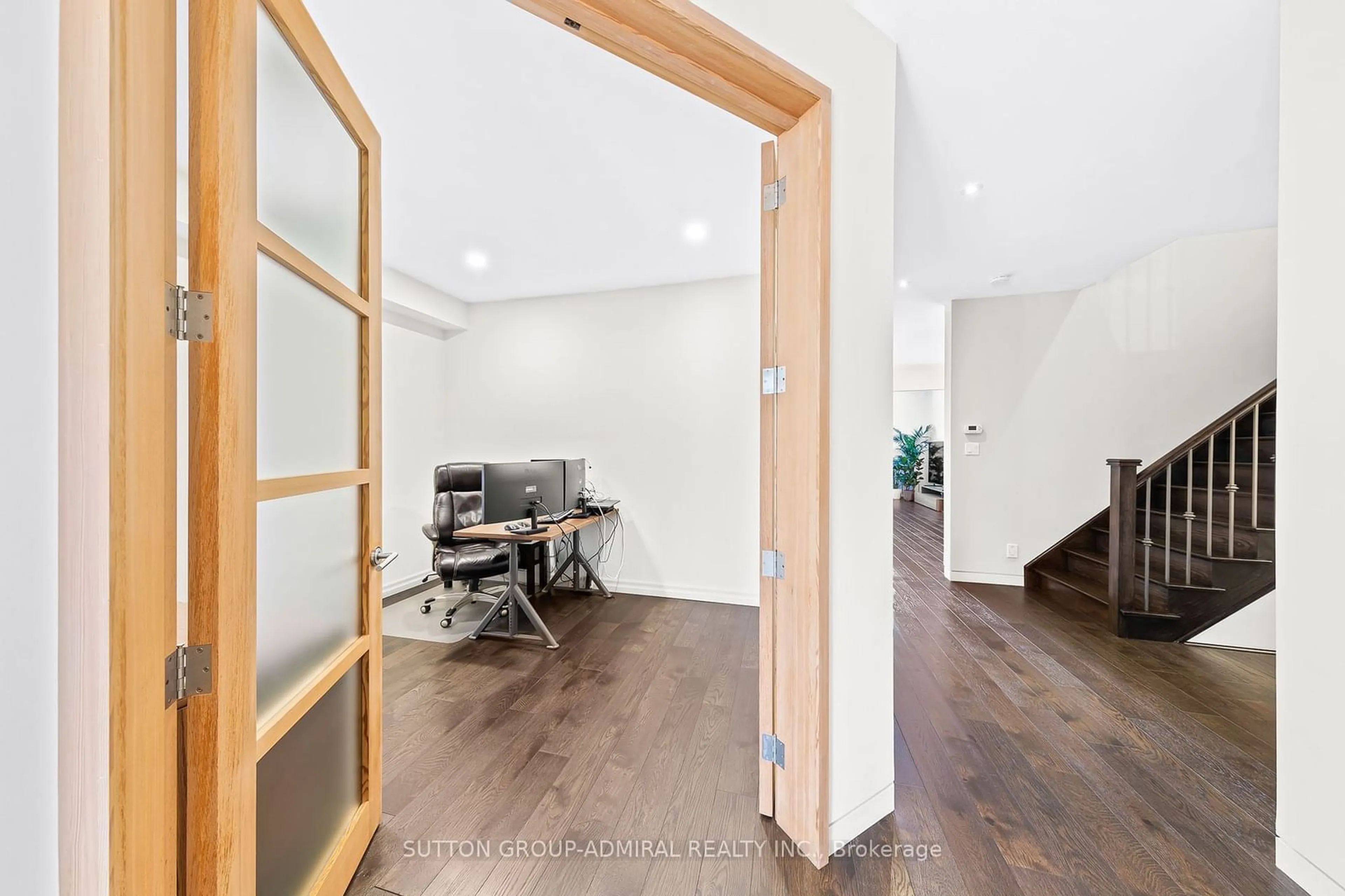 Indoor foyer for 84 Laurier Ave, Richmond Hill Ontario L4E 4P6