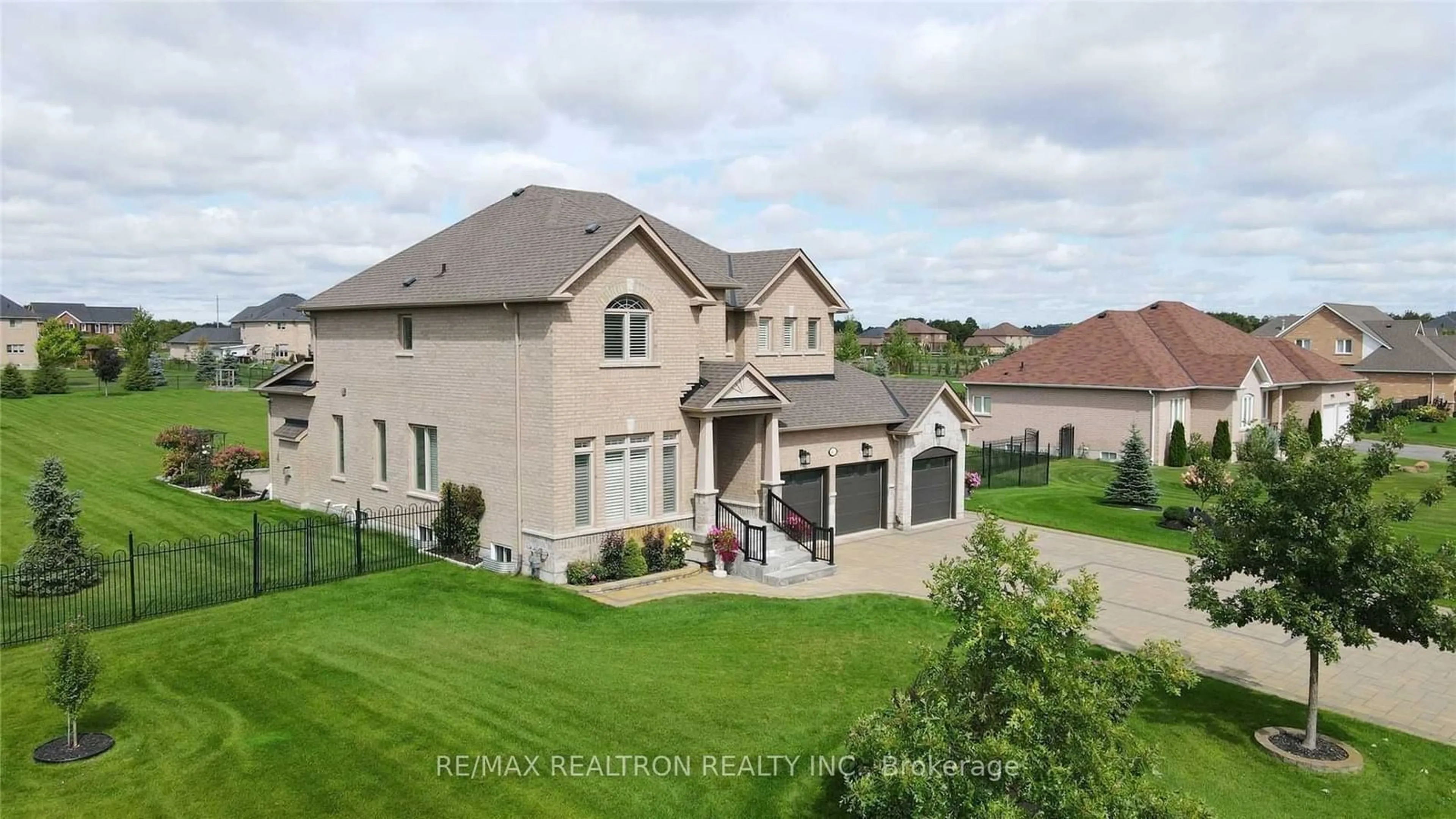 A pic from outside/outdoor area/front of a property/back of a property/a pic from drone, unknown for 40 Stonesthrow Cres, Uxbridge Ontario L0C 1A0