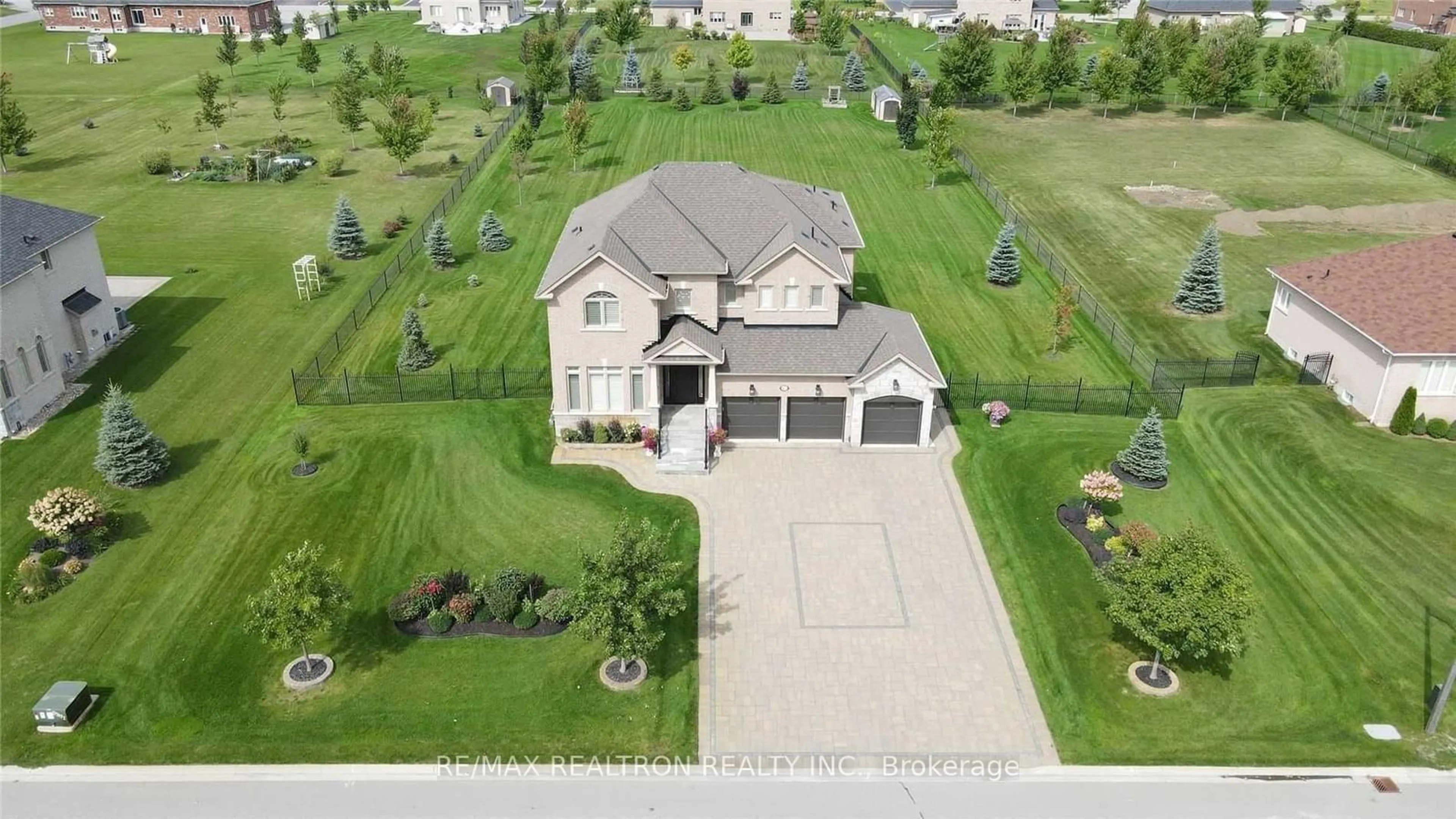 A pic from outside/outdoor area/front of a property/back of a property/a pic from drone, street for 40 Stonesthrow Cres, Uxbridge Ontario L0C 1A0