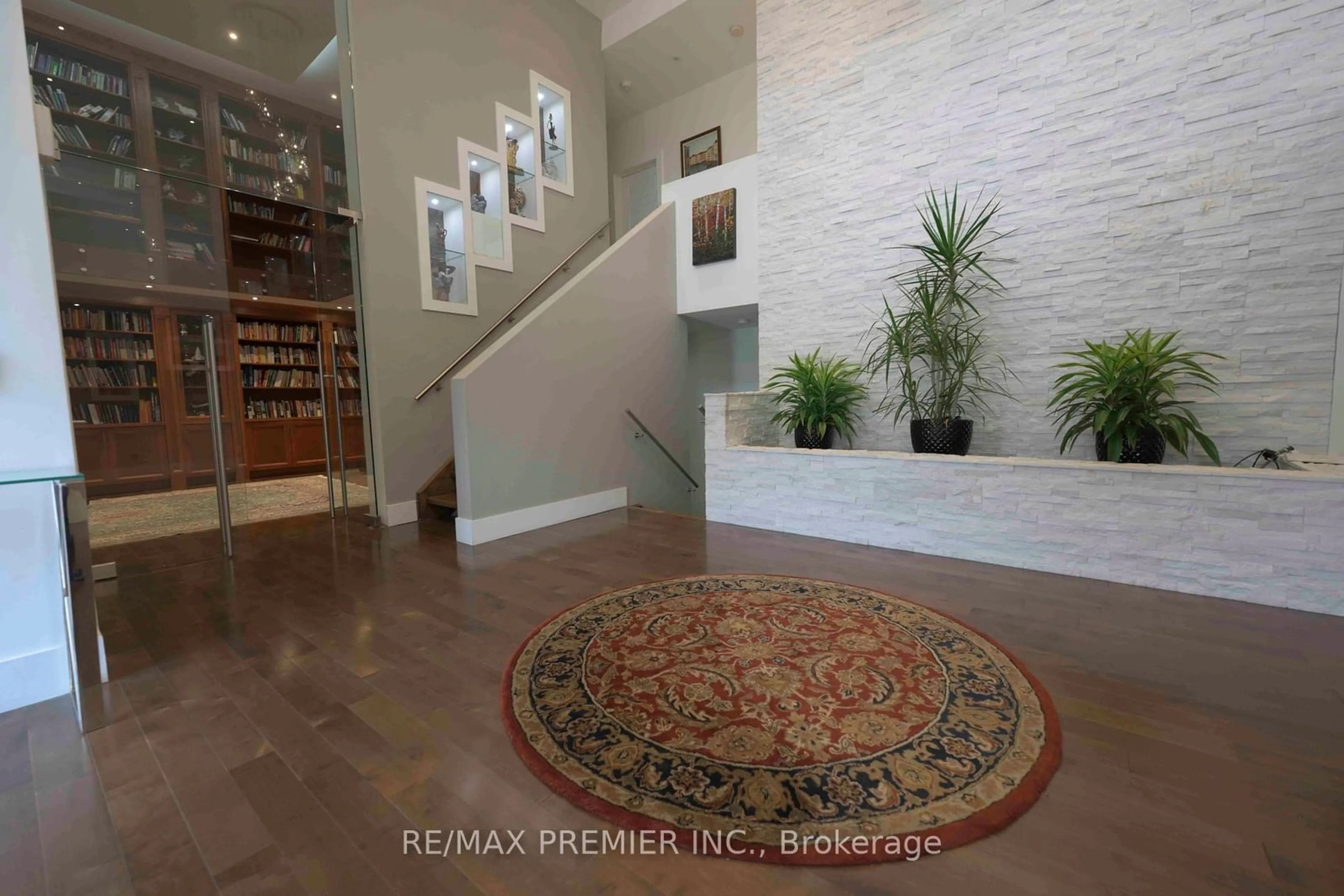 Indoor entryway for 106 Brooke St, Vaughan Ontario L4J 1Y8