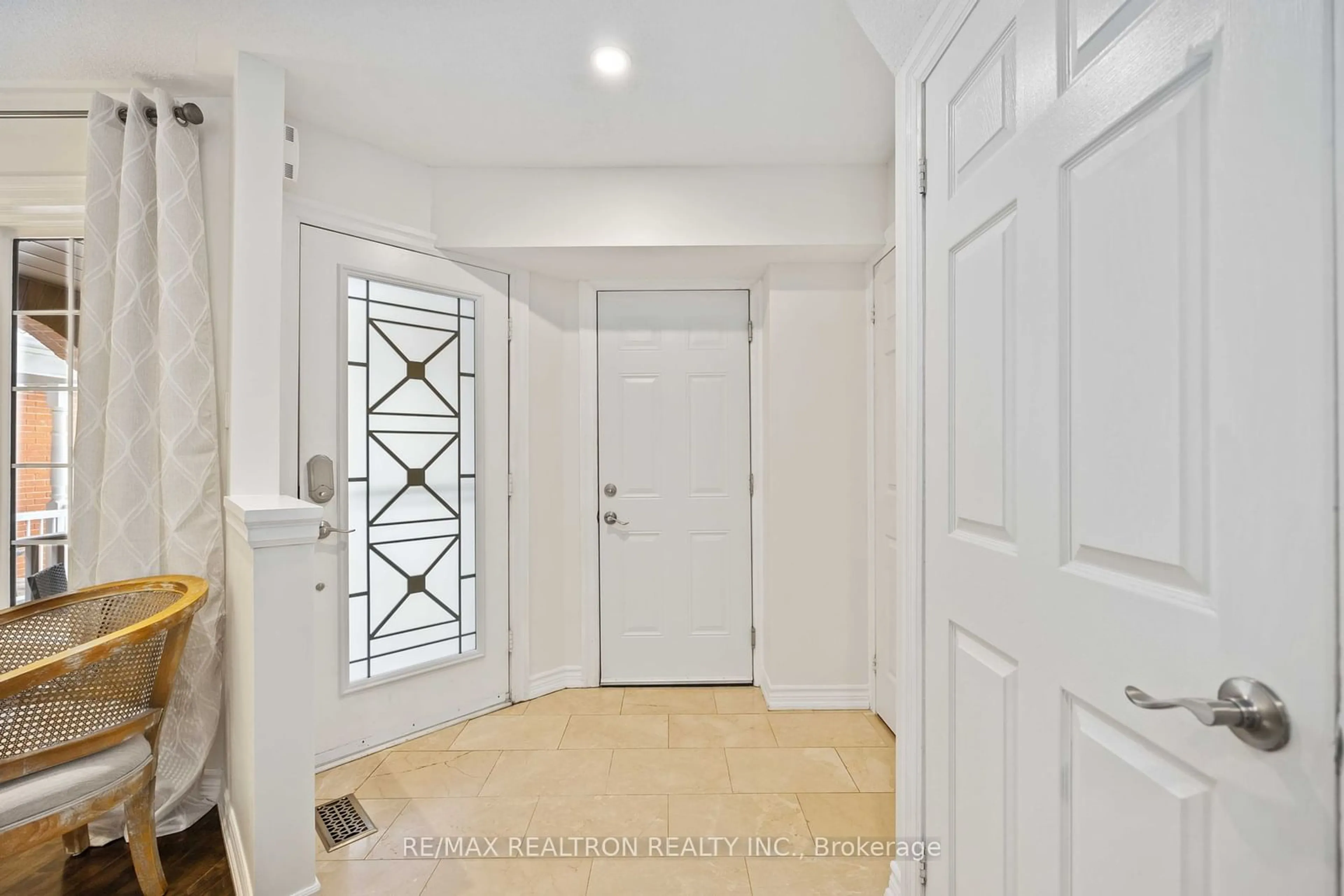 Indoor entryway for 103 Woodroof Cres, Aurora Ontario L4G 7H3