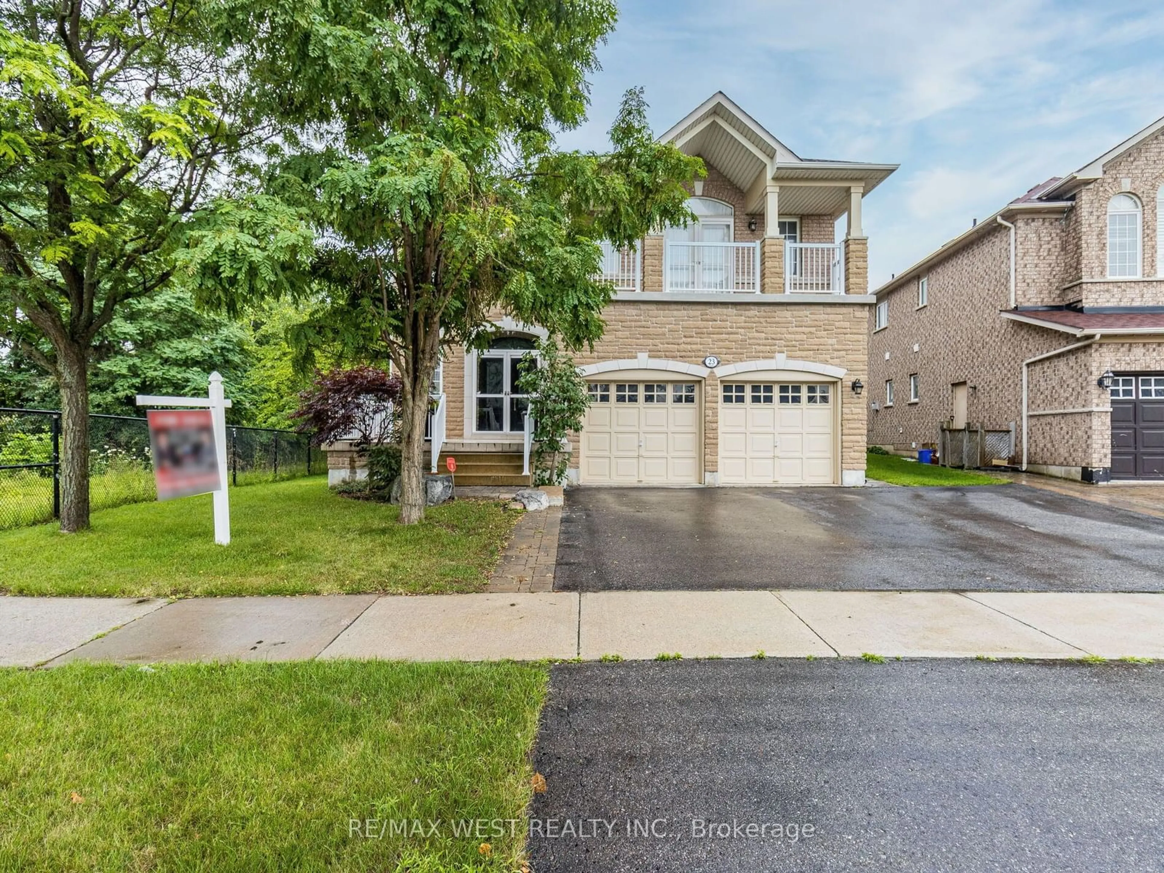 A pic from outside/outdoor area/front of a property/back of a property/a pic from drone, street for 23 Sunset Rdge, Vaughan Ontario L4H 1W1