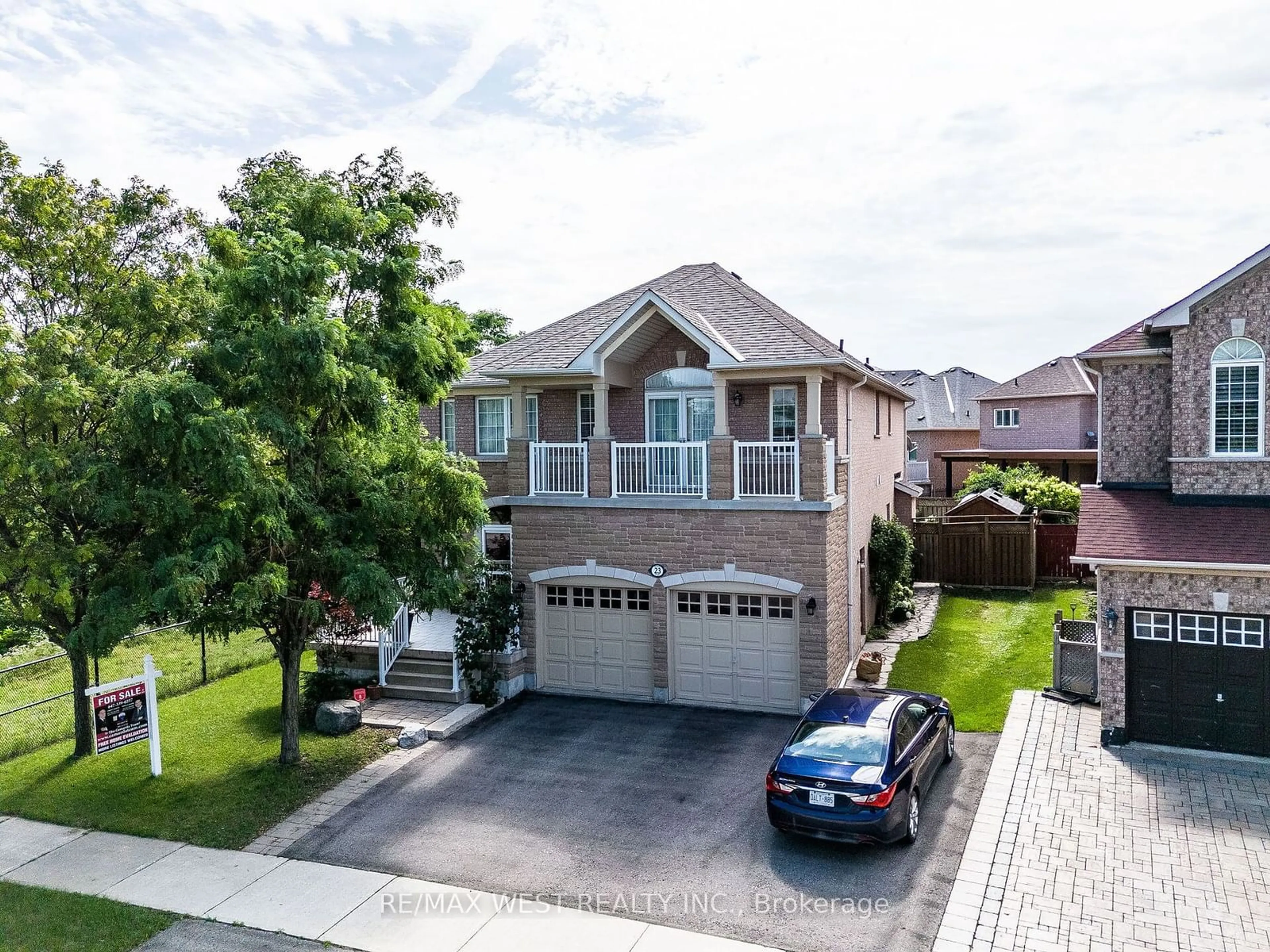 A pic from outside/outdoor area/front of a property/back of a property/a pic from drone, street for 23 Sunset Rdge, Vaughan Ontario L4H 1W1