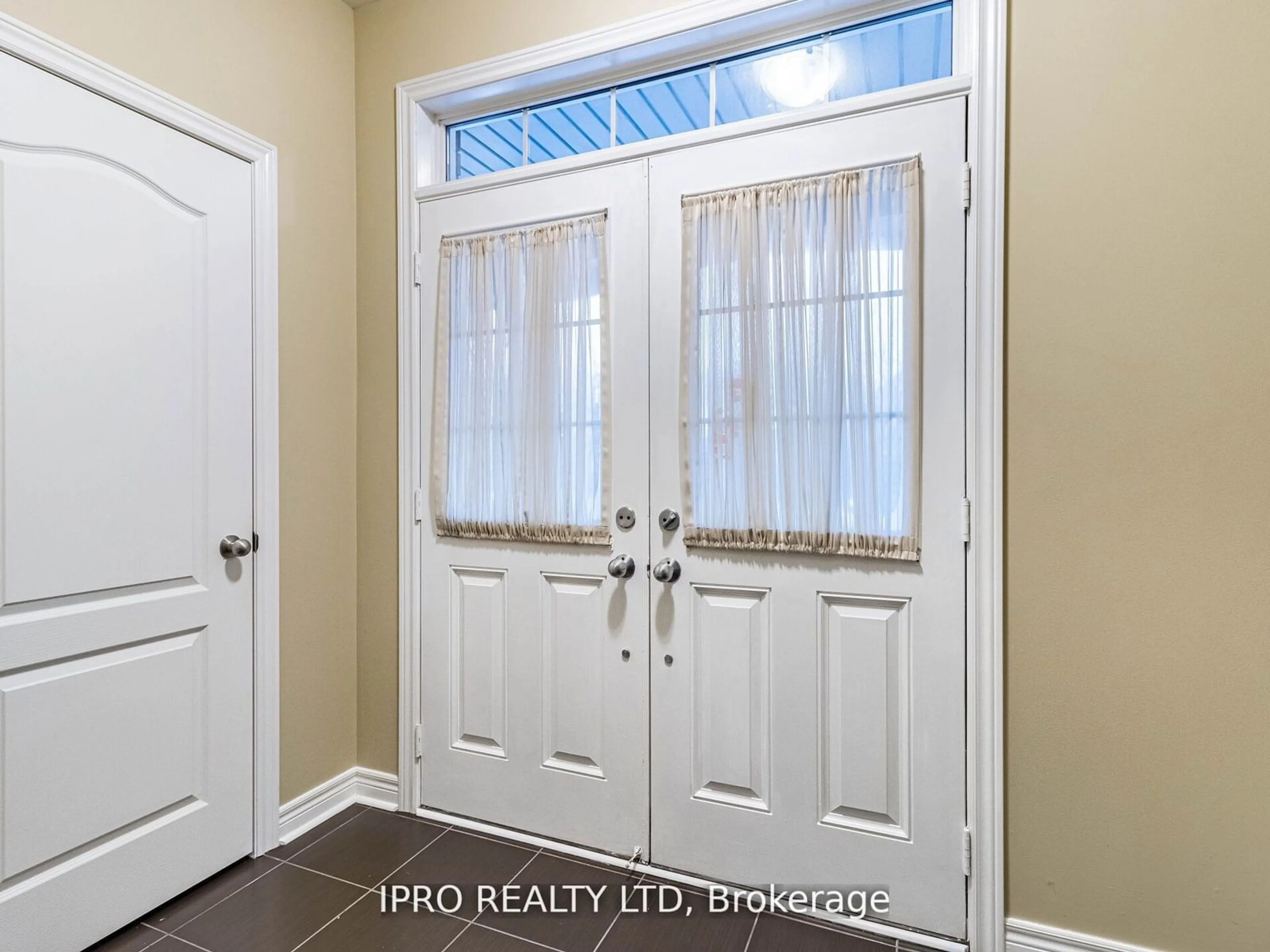 Indoor entryway for 450 Summerlyn Tr, Bradford West Gwillimbury Ontario L3Z 0M4