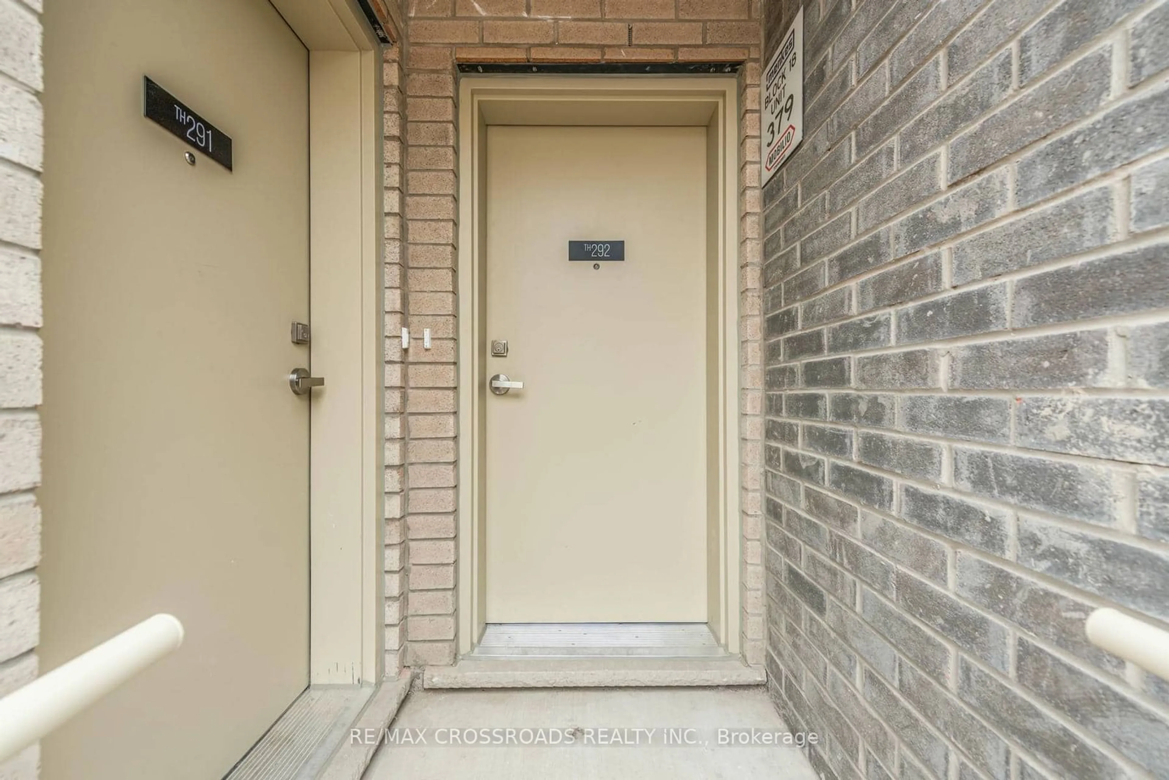 Indoor entryway for 140 Honeycrisp Cres #292, Vaughan Ontario L4K 0N7