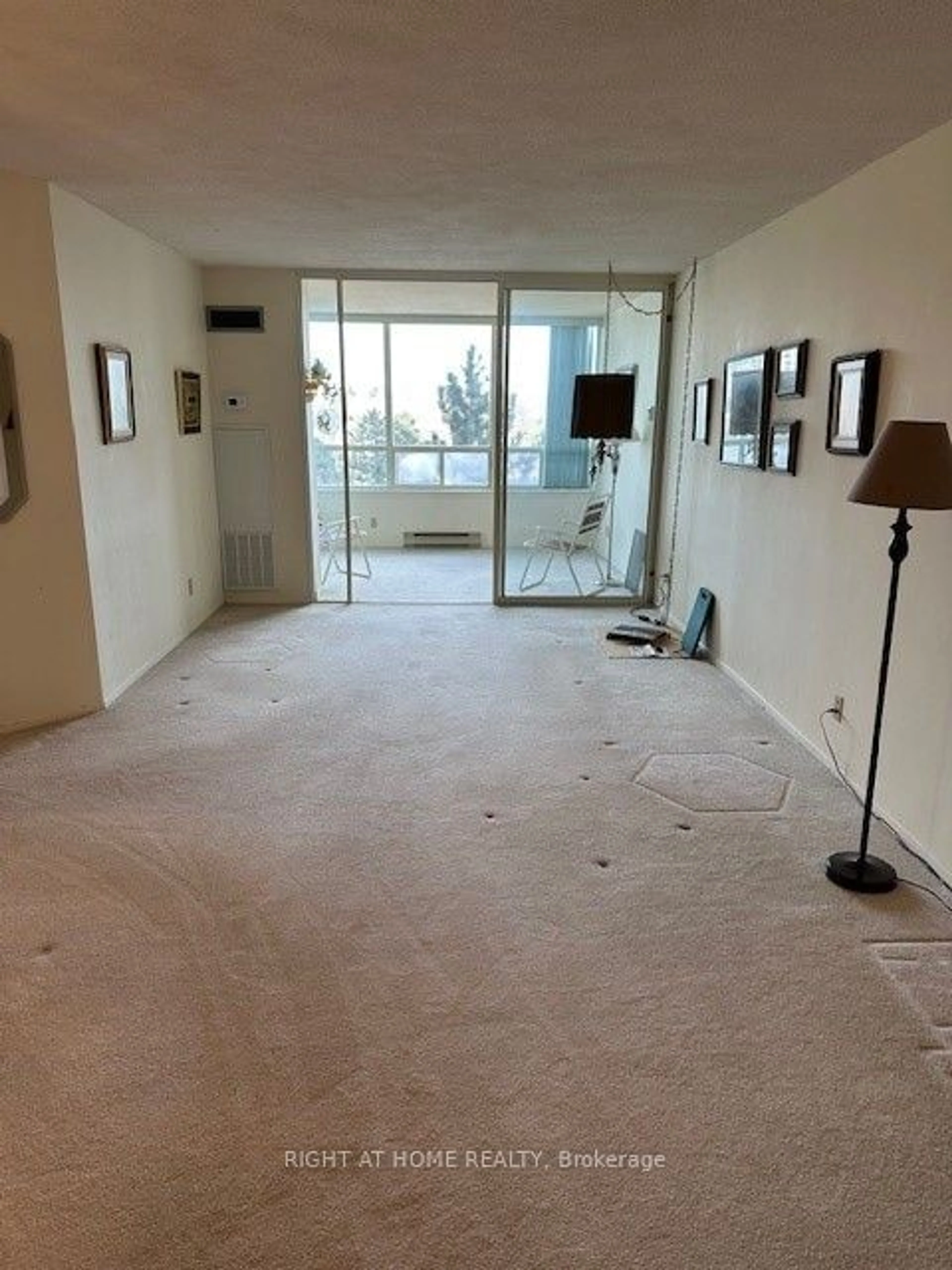 A pic of a room for 32 Clarissa Dr #627, Richmond Hill Ontario L4C 9R7