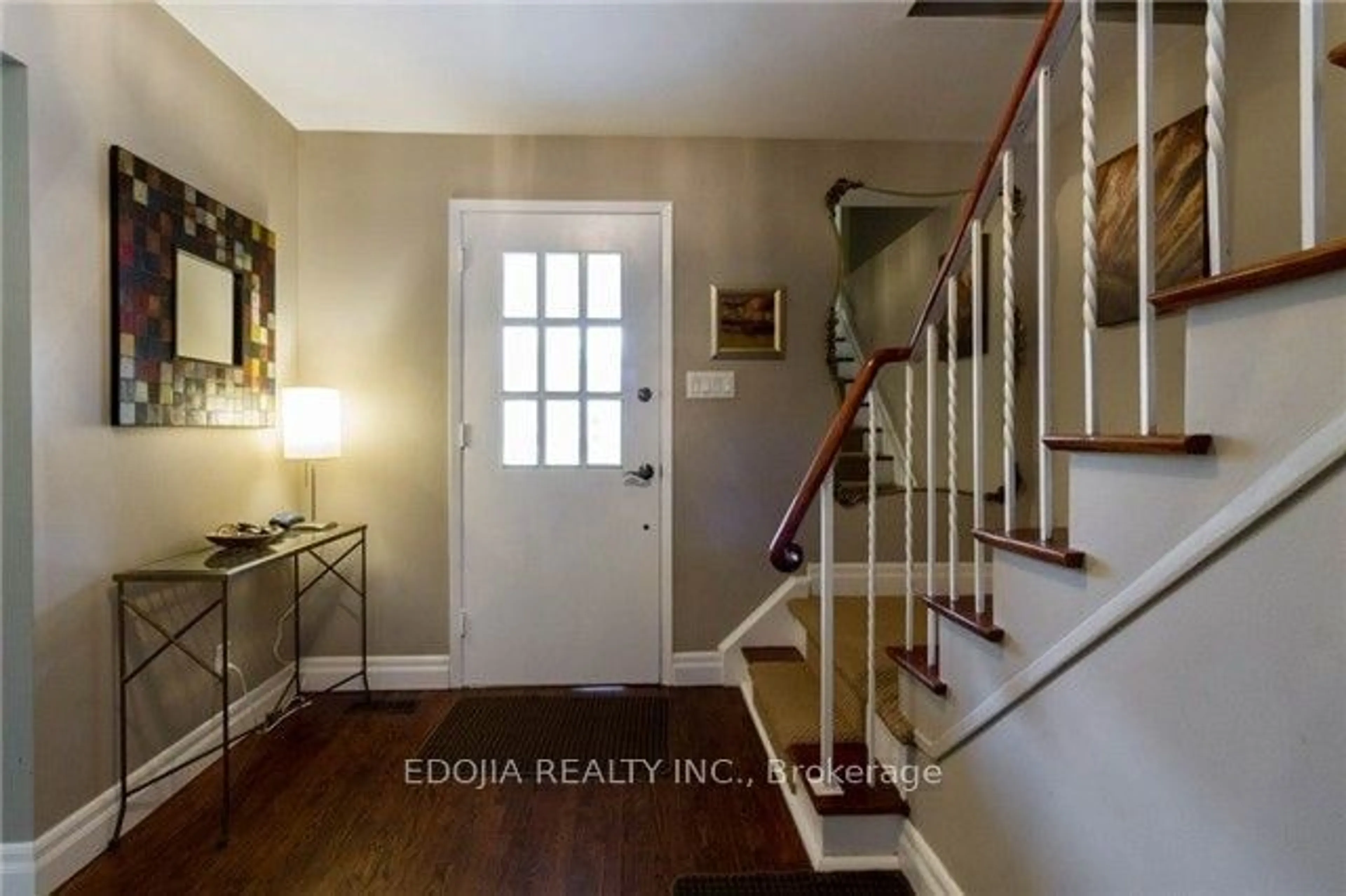 Indoor entryway for 140 Bay Thorn Dr, Markham Ontario L3T 3T9