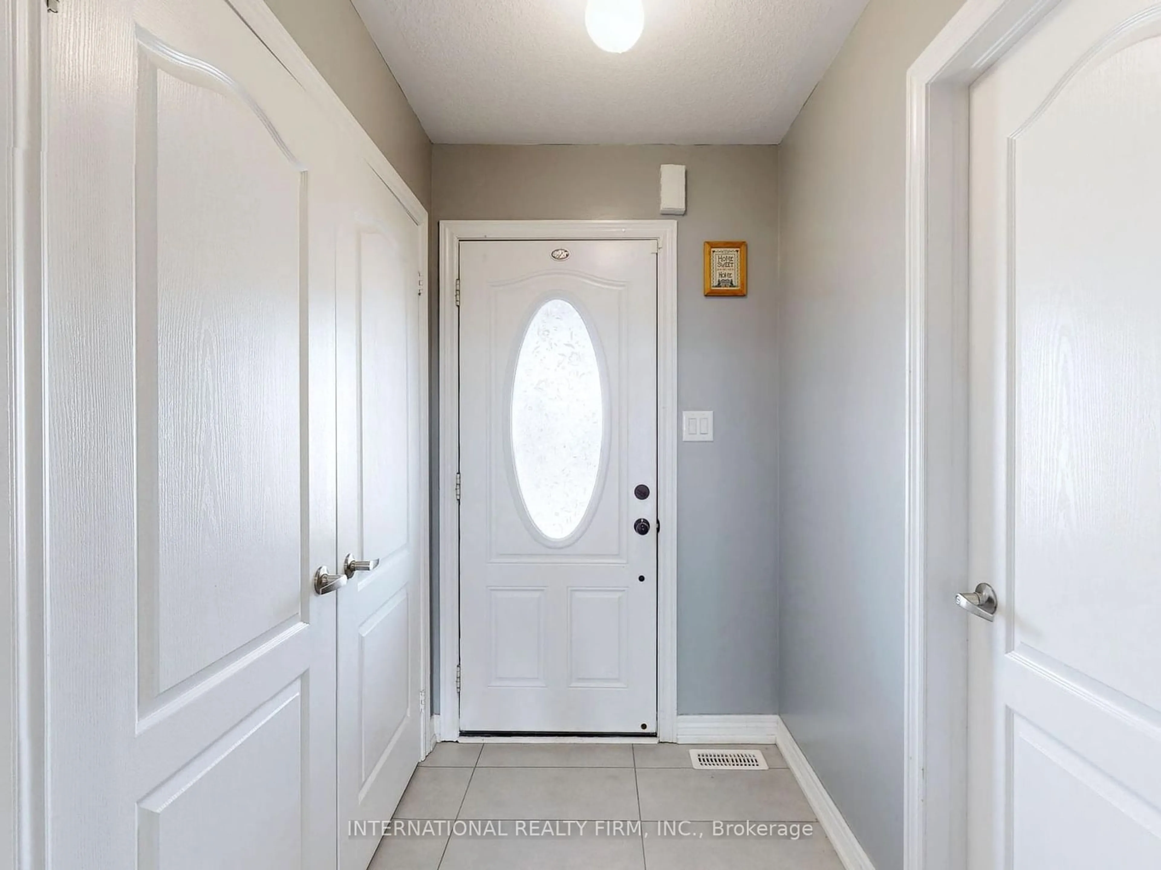 Indoor entryway for 110 Swenson St, New Tecumseth Ontario L9R 0K2