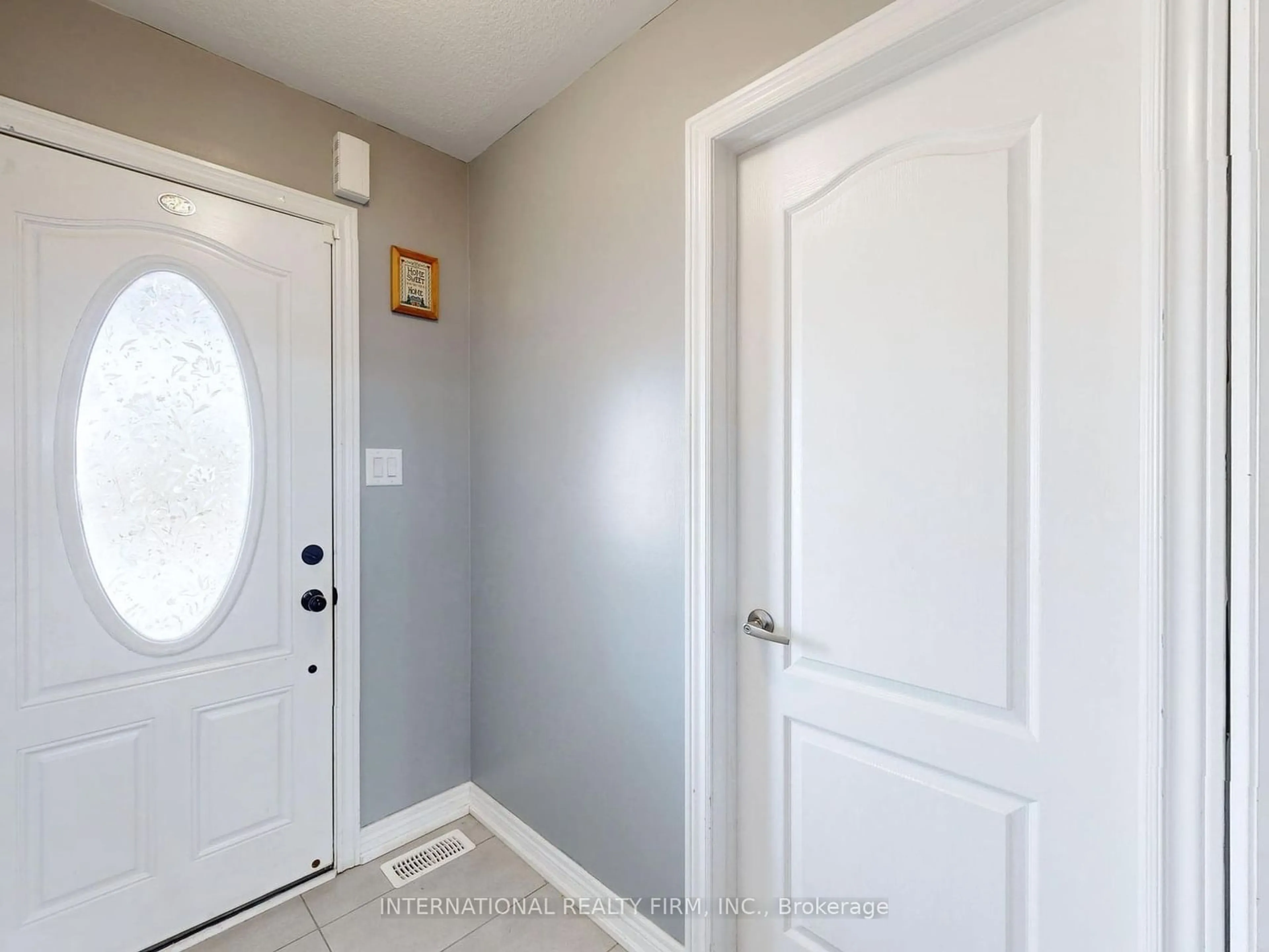 Indoor entryway for 110 Swenson St, New Tecumseth Ontario L9R 0K2