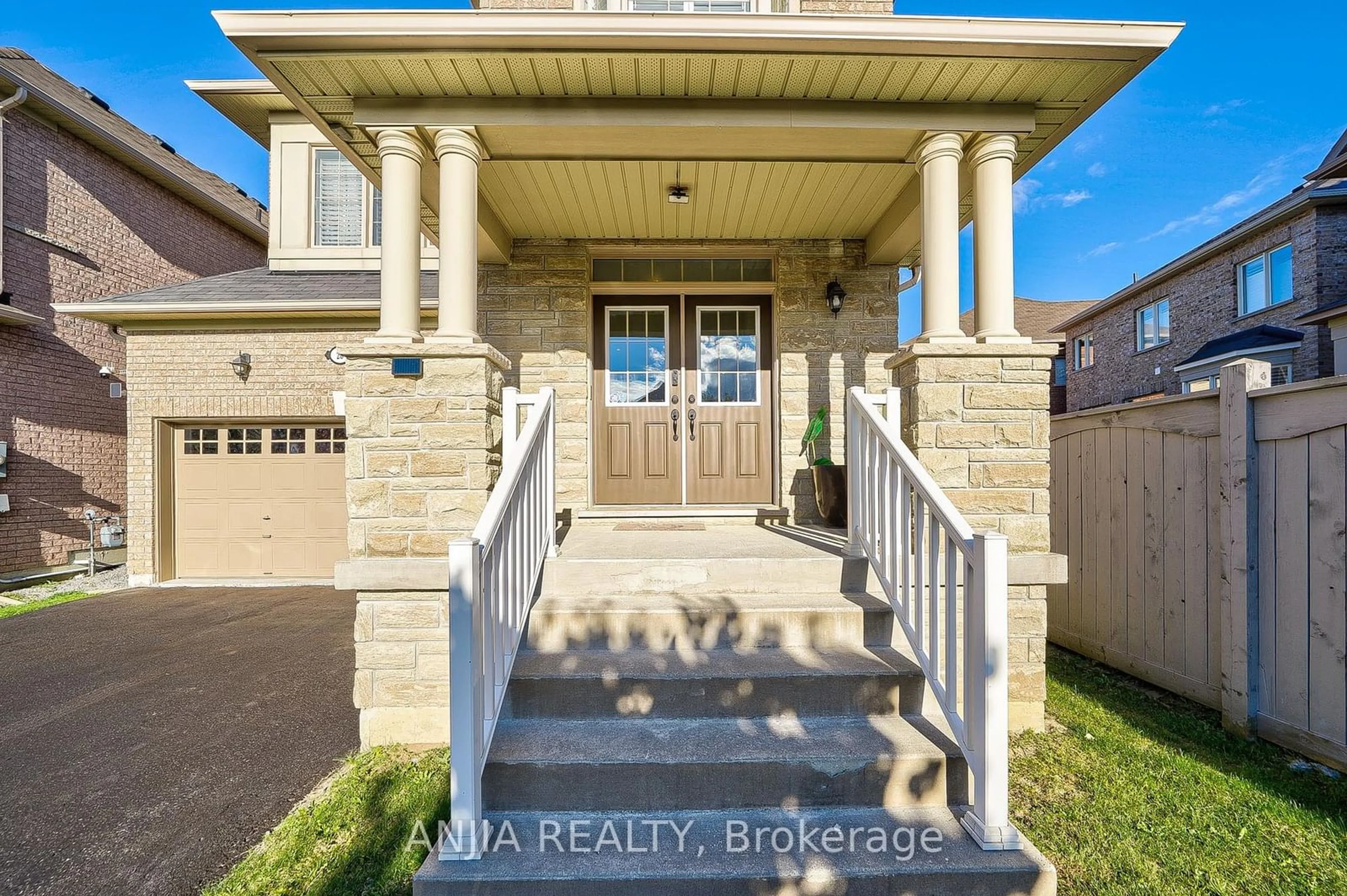 Indoor entryway for 28 Lucida Crt, Whitchurch-Stouffville Ontario L4A 1S1