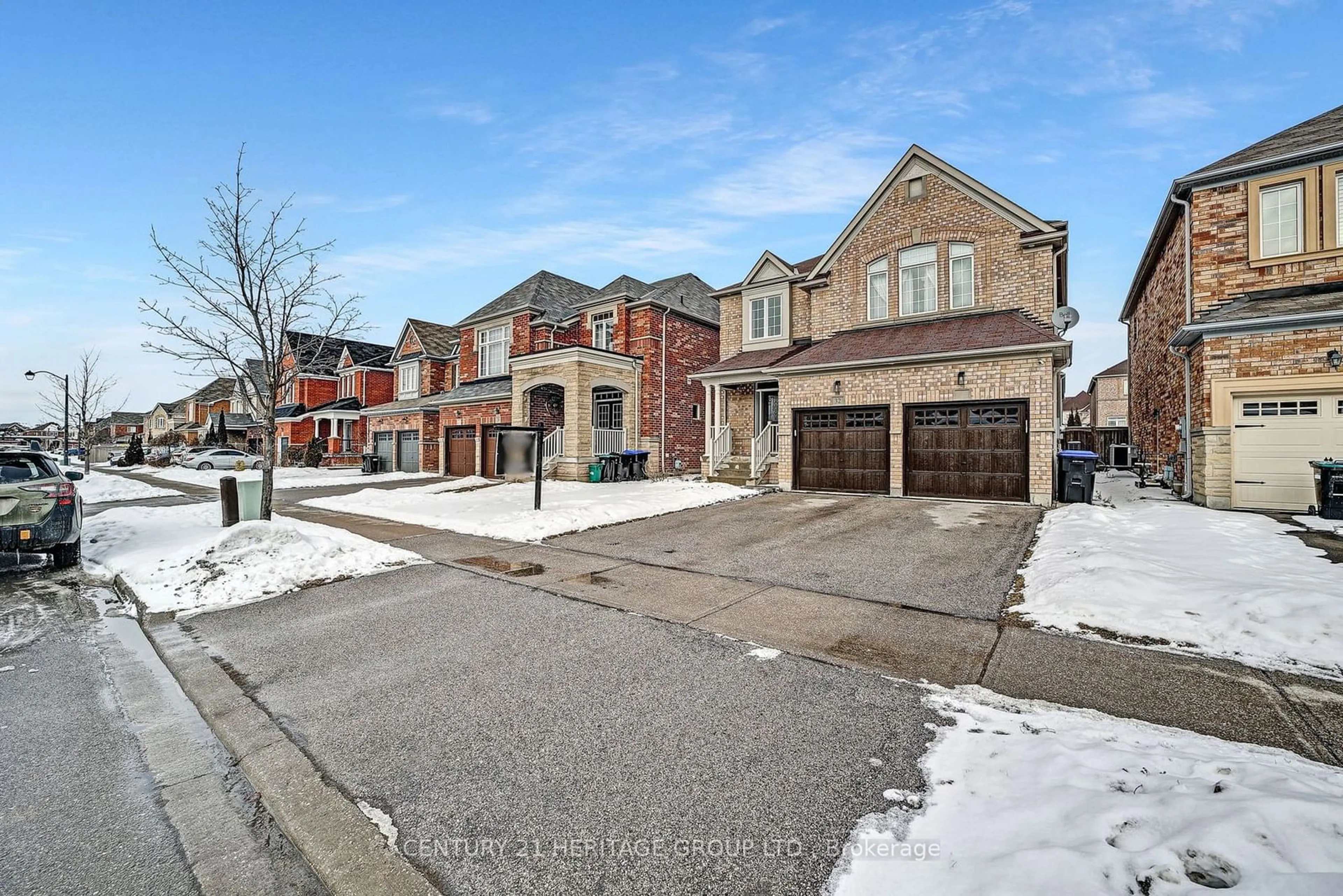 Home with brick exterior material, street for 32 Amberwing Landing, Bradford West Gwillimbury Ontario L3Z 0H9