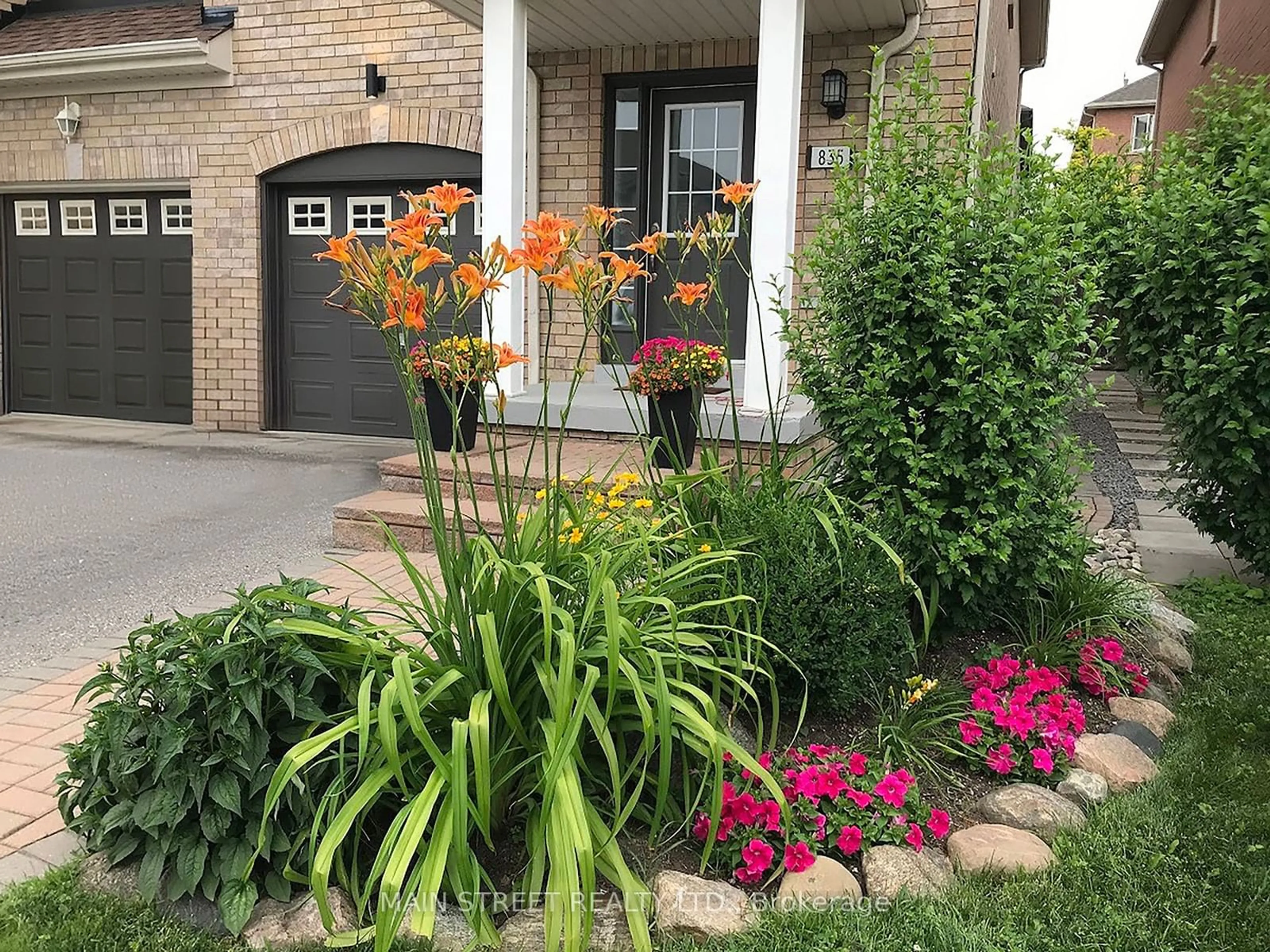 Indoor entryway for 835 Sisler Ave, Newmarket Ontario L3X 2T9