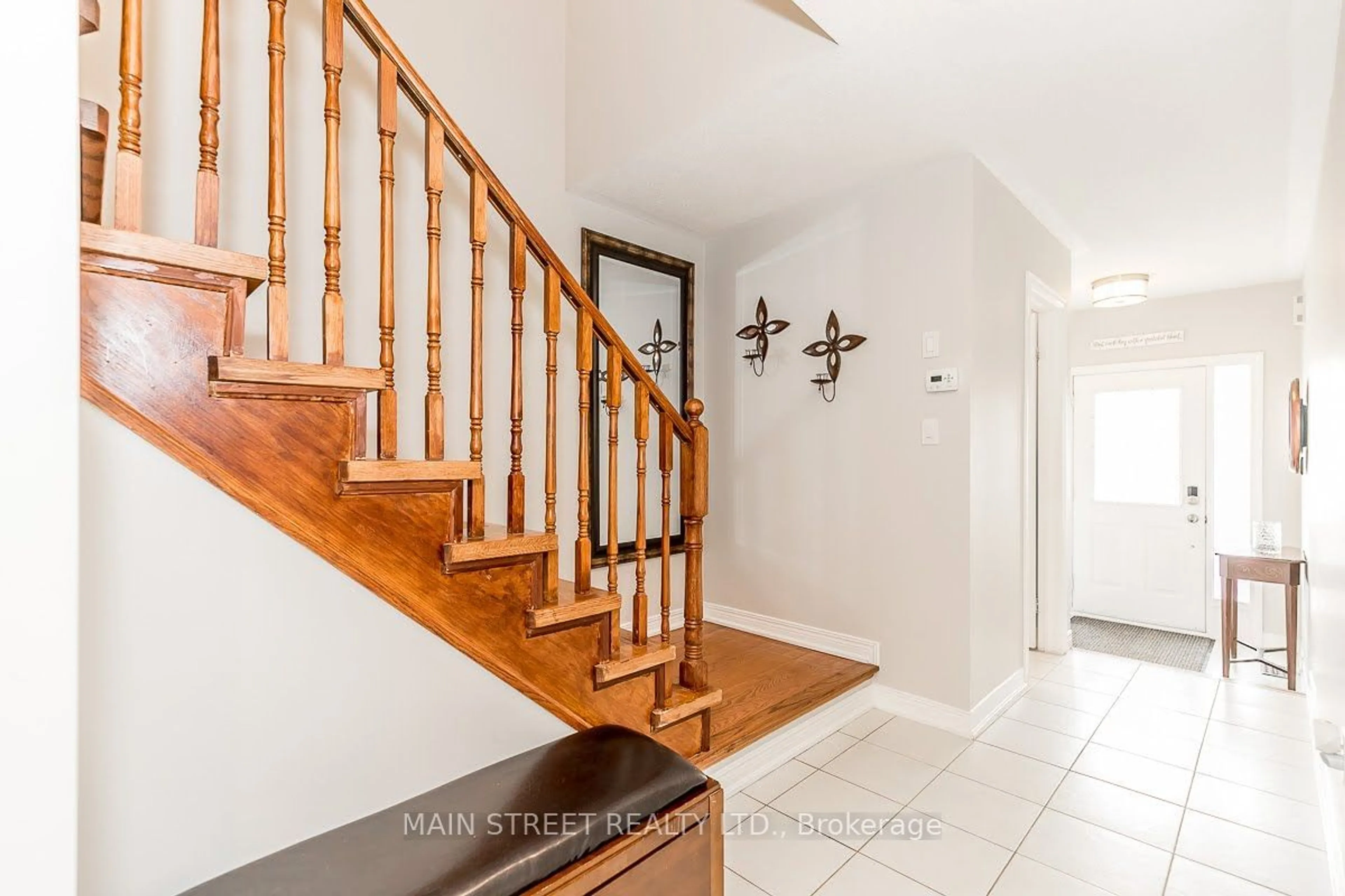 Indoor entryway for 835 Sisler Ave, Newmarket Ontario L3X 2T9