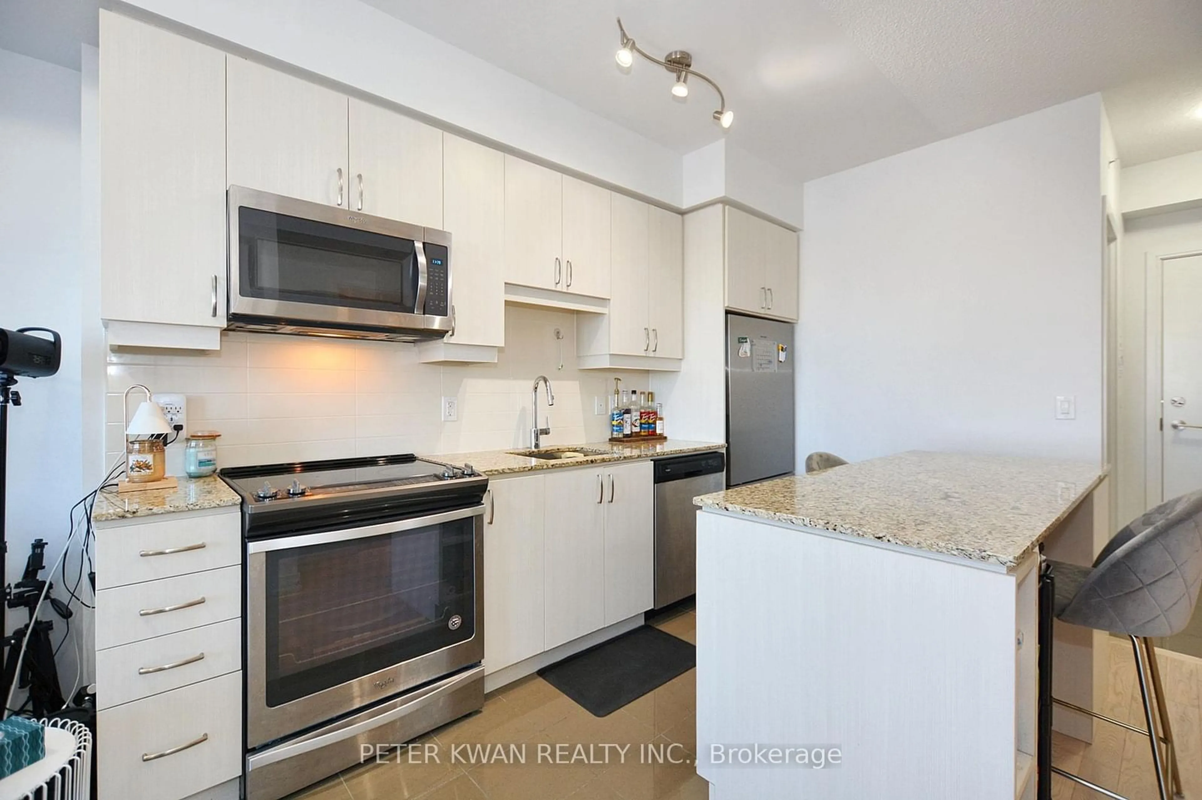 Standard kitchen, unknown for 9205 Yonge St #618NE, Richmond Hill Ontario L4C 1V5