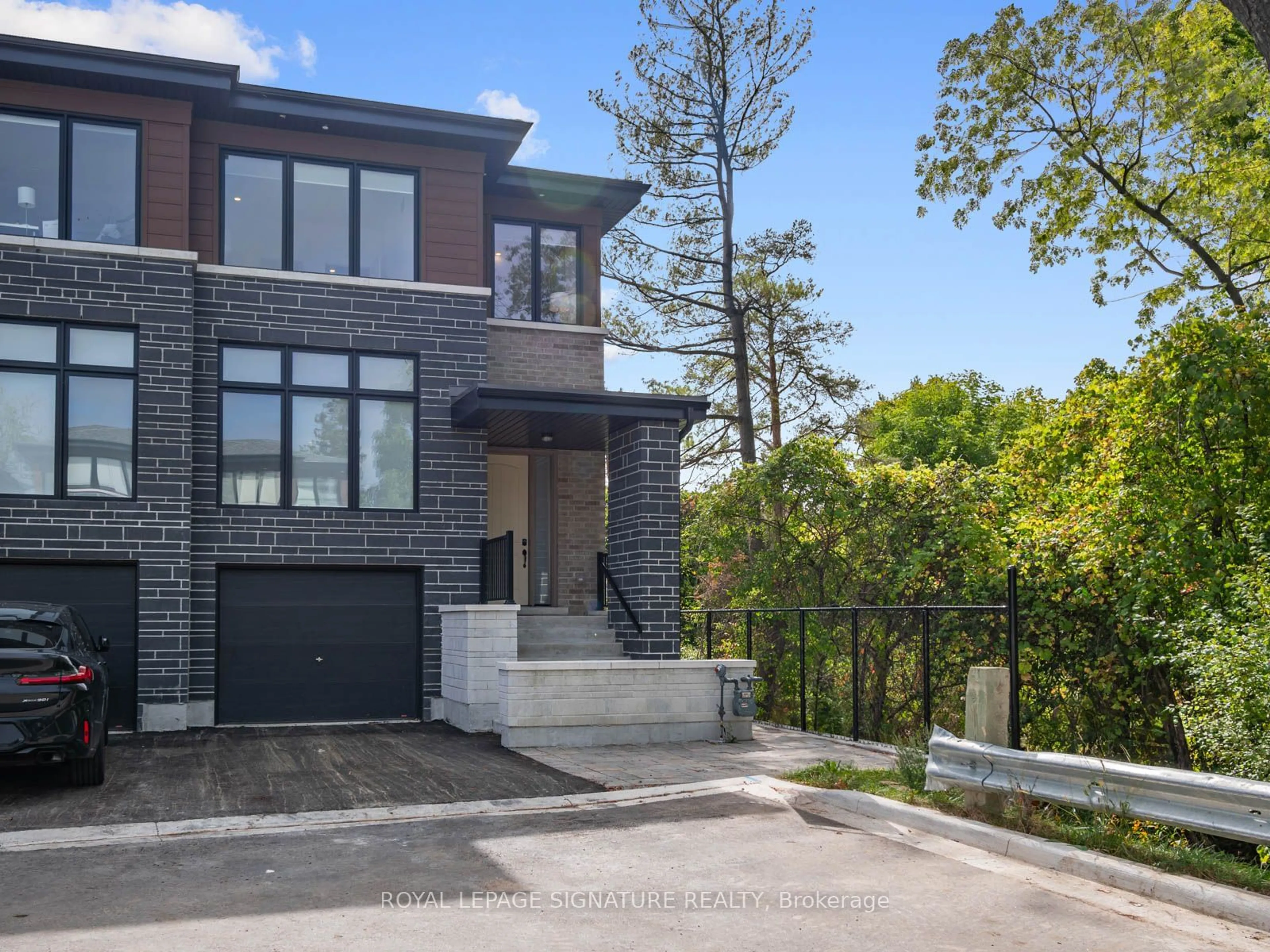 Home with brick exterior material, street for 9 Direzze Crt, Richmond Hill Ontario L4C 5T8