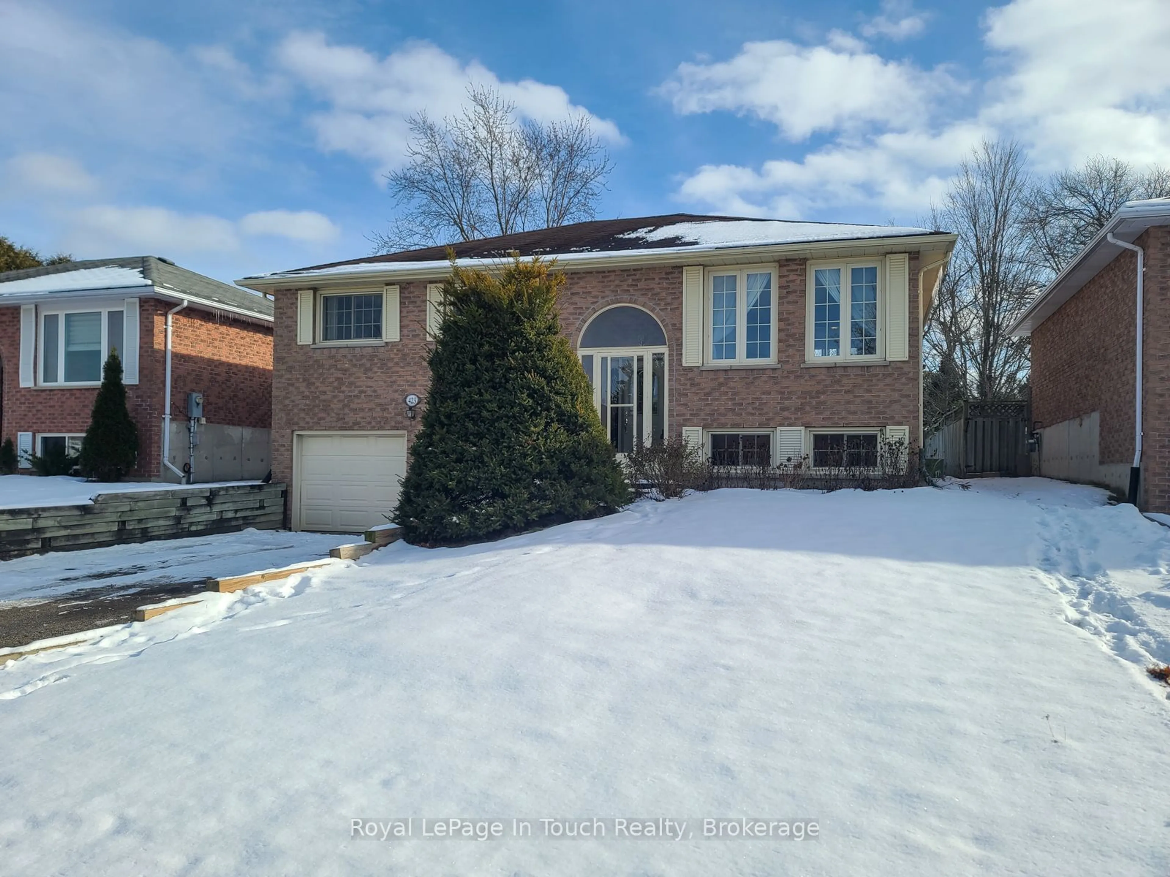 Home with brick exterior material, street for 423 Maplegrove Ave, Bradford West Gwillimbury Ontario L3Z 2V5