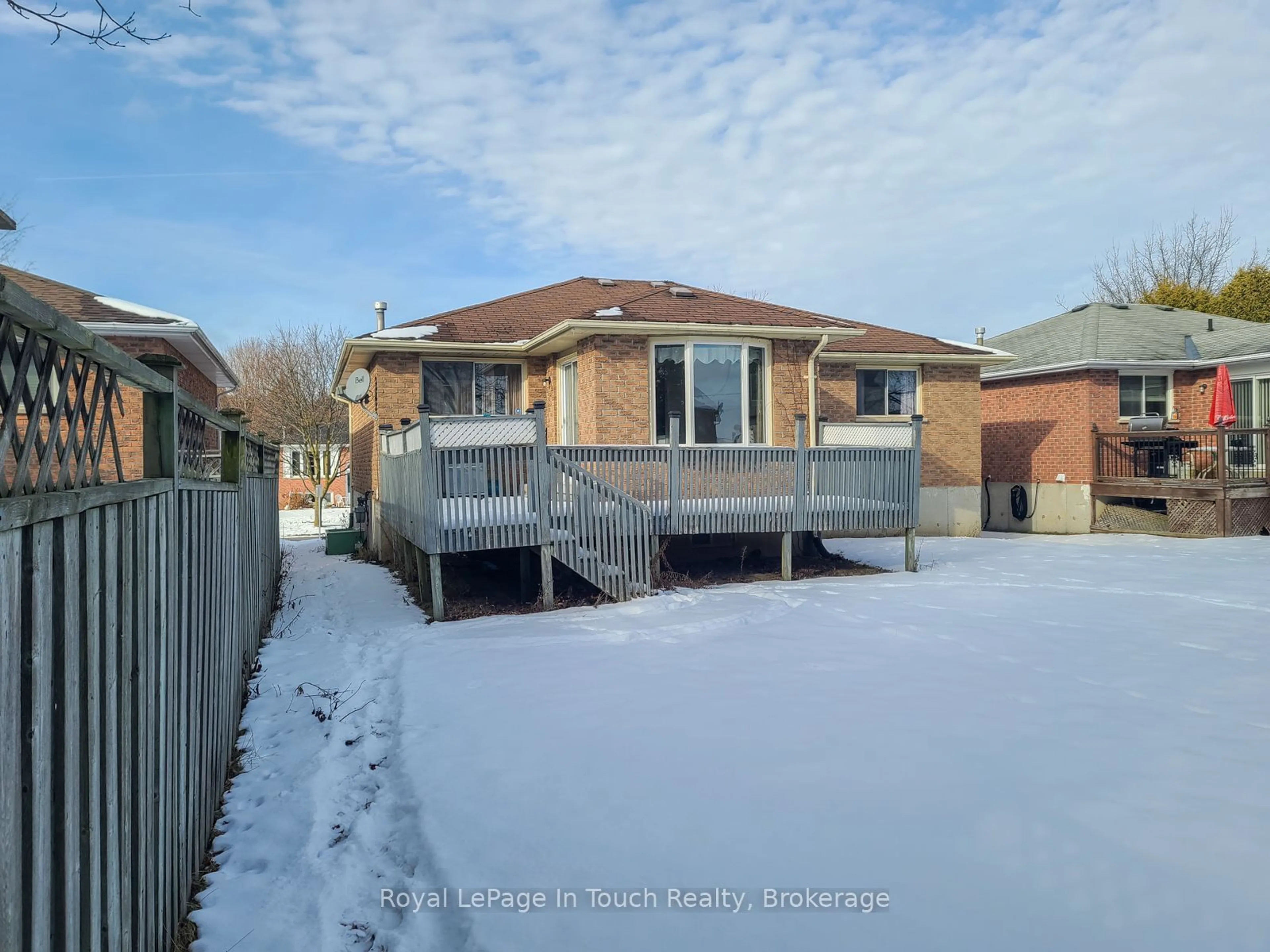 A pic from outside/outdoor area/front of a property/back of a property/a pic from drone, street for 423 Maplegrove Ave, Bradford West Gwillimbury Ontario L3Z 2V5