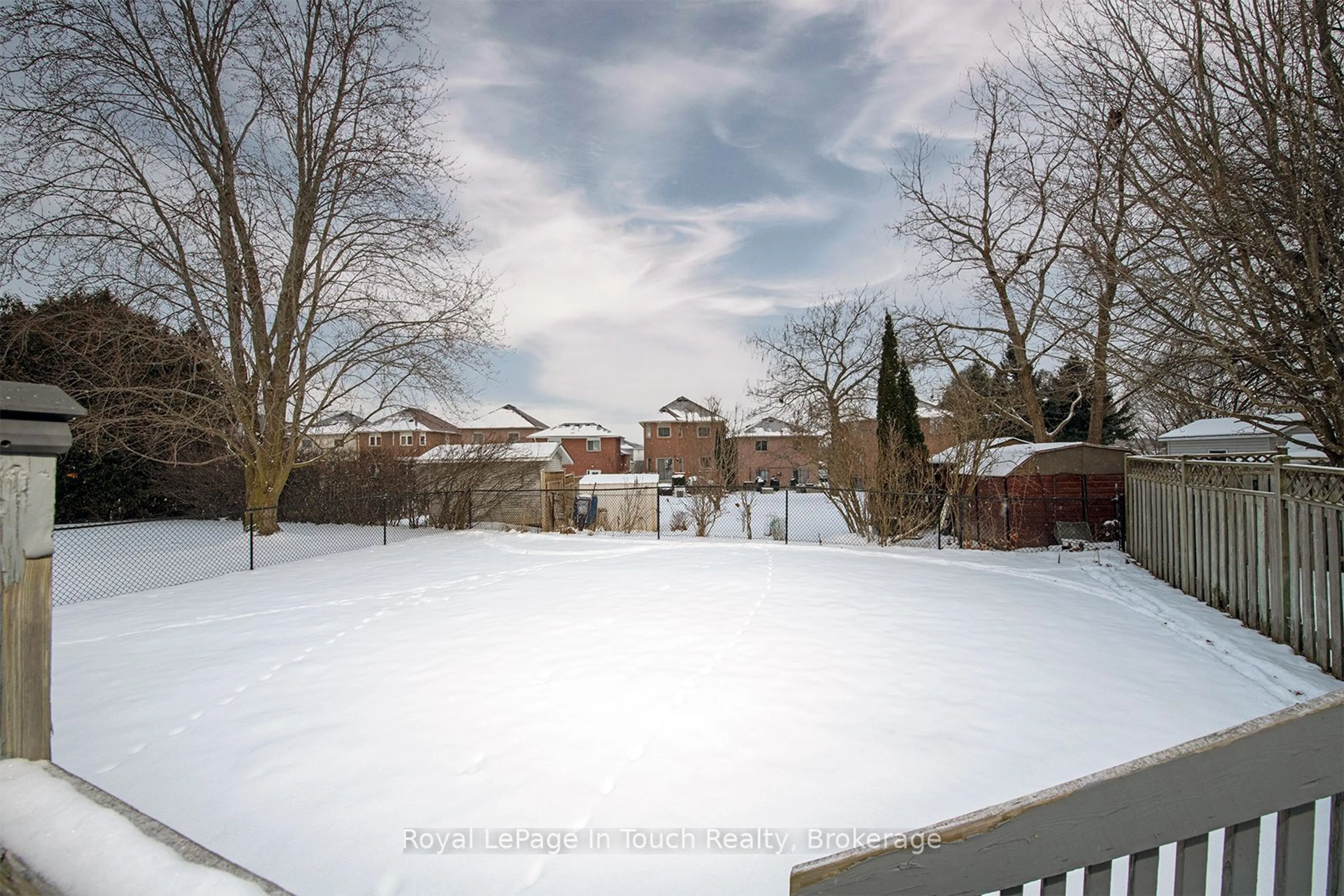 A pic from outside/outdoor area/front of a property/back of a property/a pic from drone, unknown for 423 Maplegrove Ave, Bradford West Gwillimbury Ontario L3Z 2V5