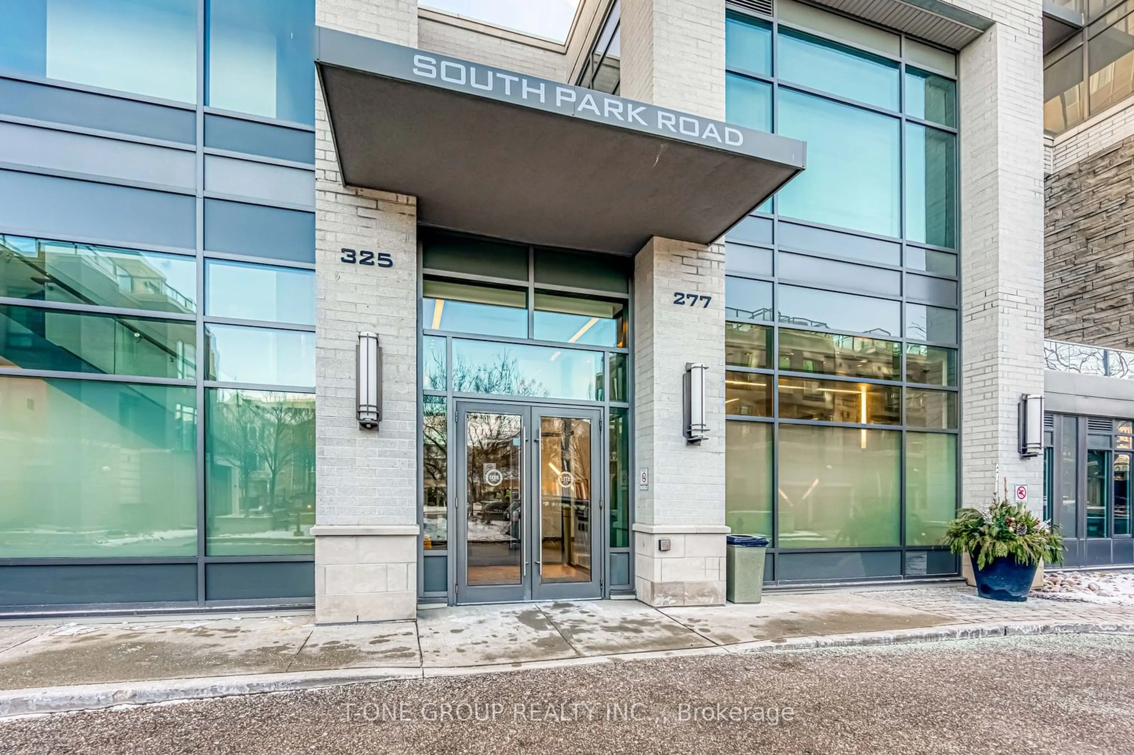 Indoor foyer for 277 South Park Rd #505, Markham Ontario L3T 0B7